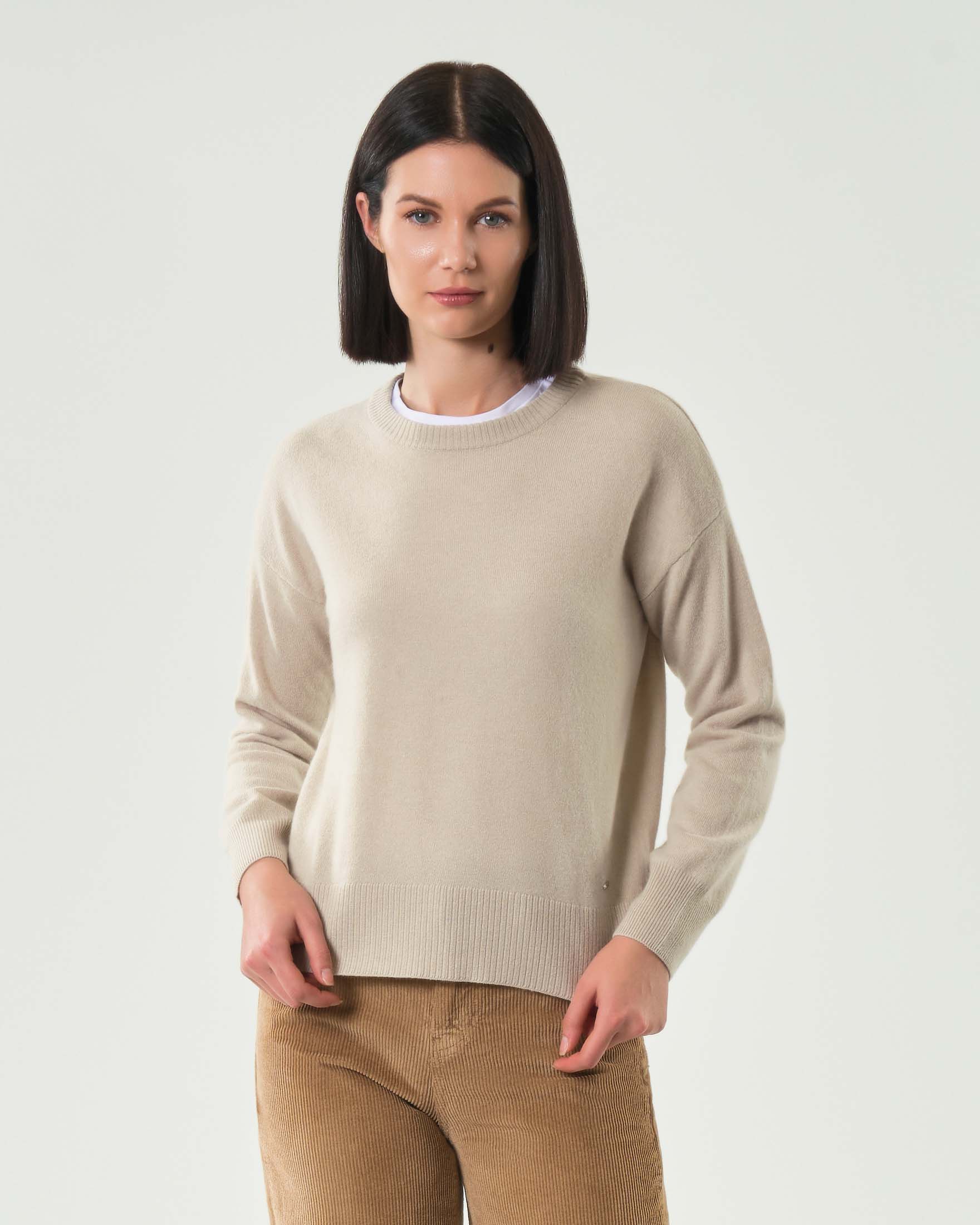 Maglia beige Woolrich in lana e cashmere dalla linea boxy con scollo tondo