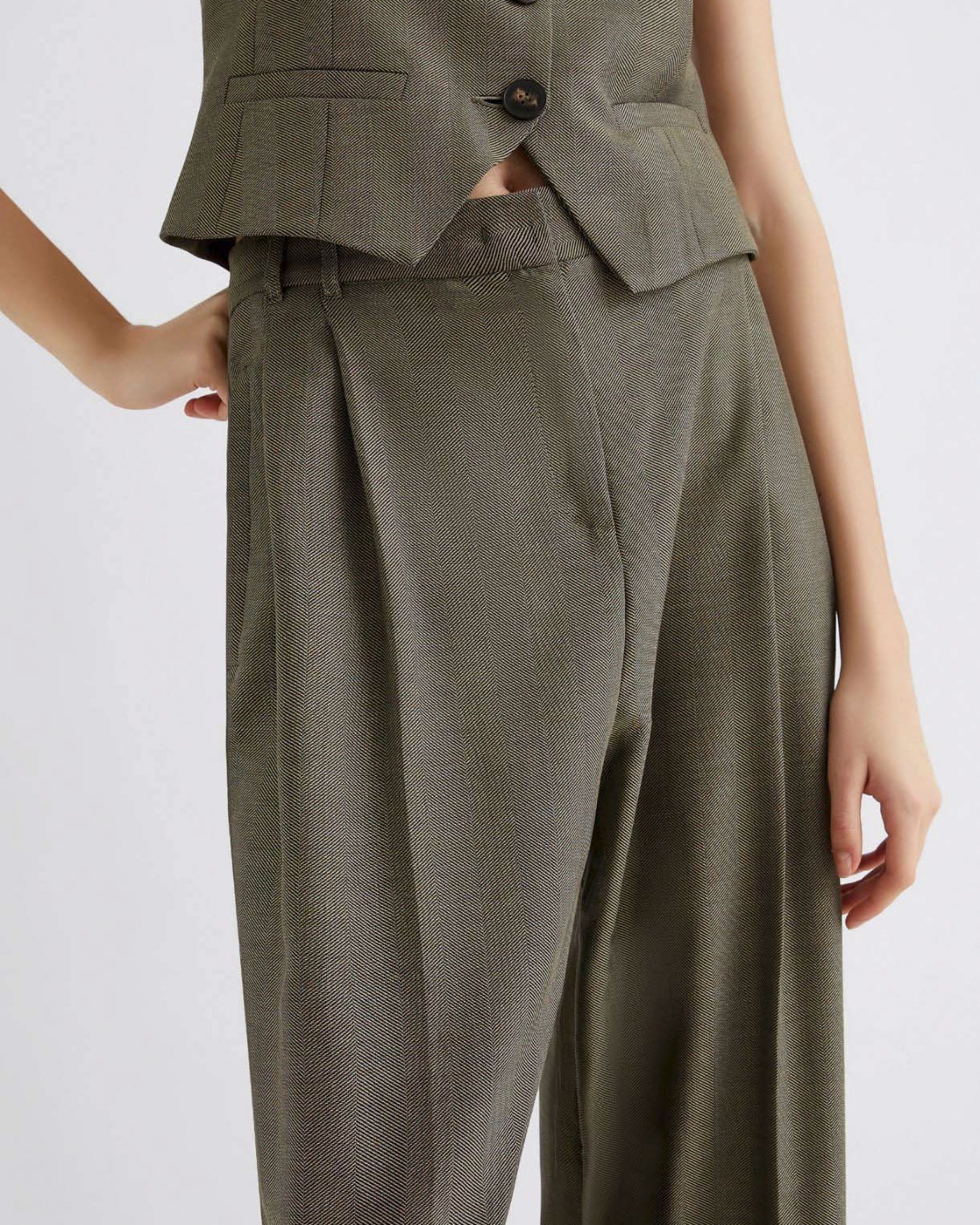 Pantaloni verde militare barell leg Marella in saglia di misto lana e viscosa a fantasia micro spinato con pinces in vita image