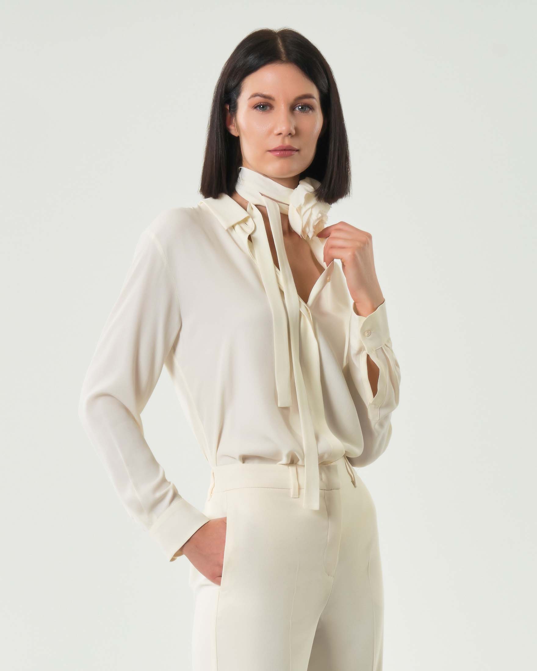 Camicia bianca in crêpe de chine di misto seta con dettaglio floreale al collo