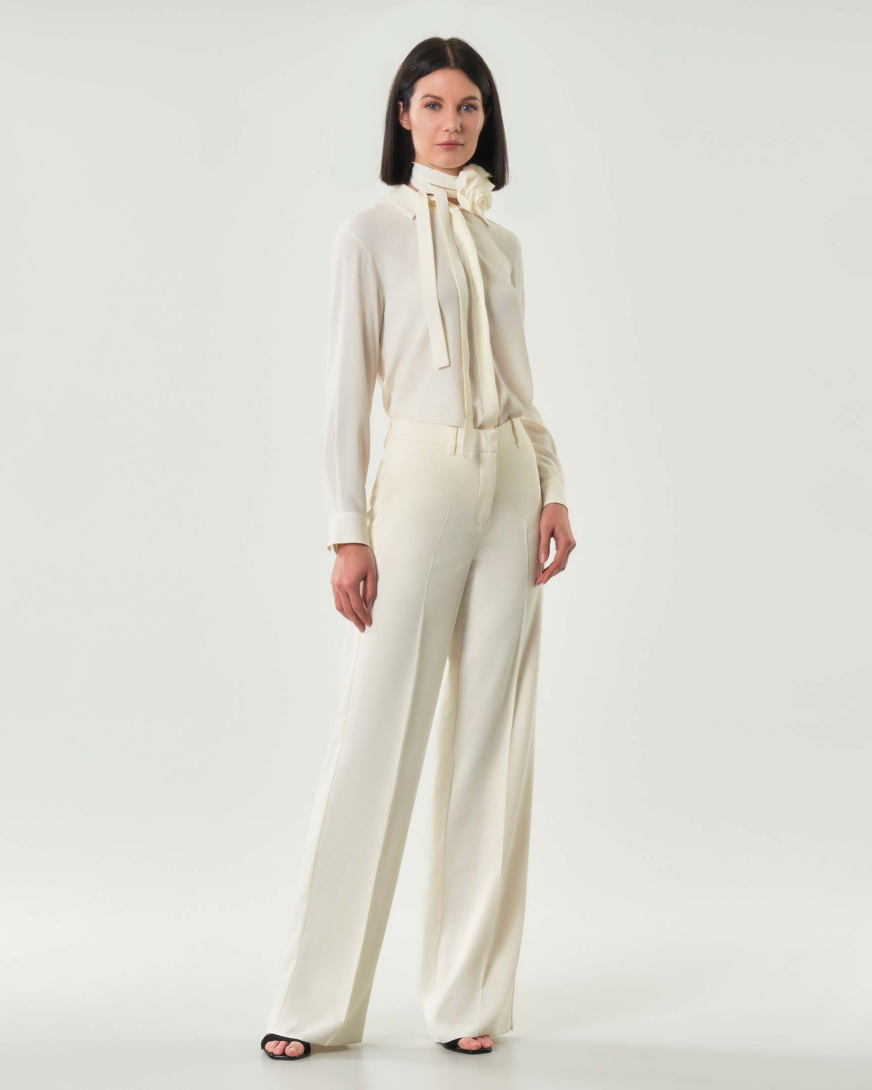 Camicia bianca Marella in crêpe de chine di misto seta con dettaglio floreale al collo image