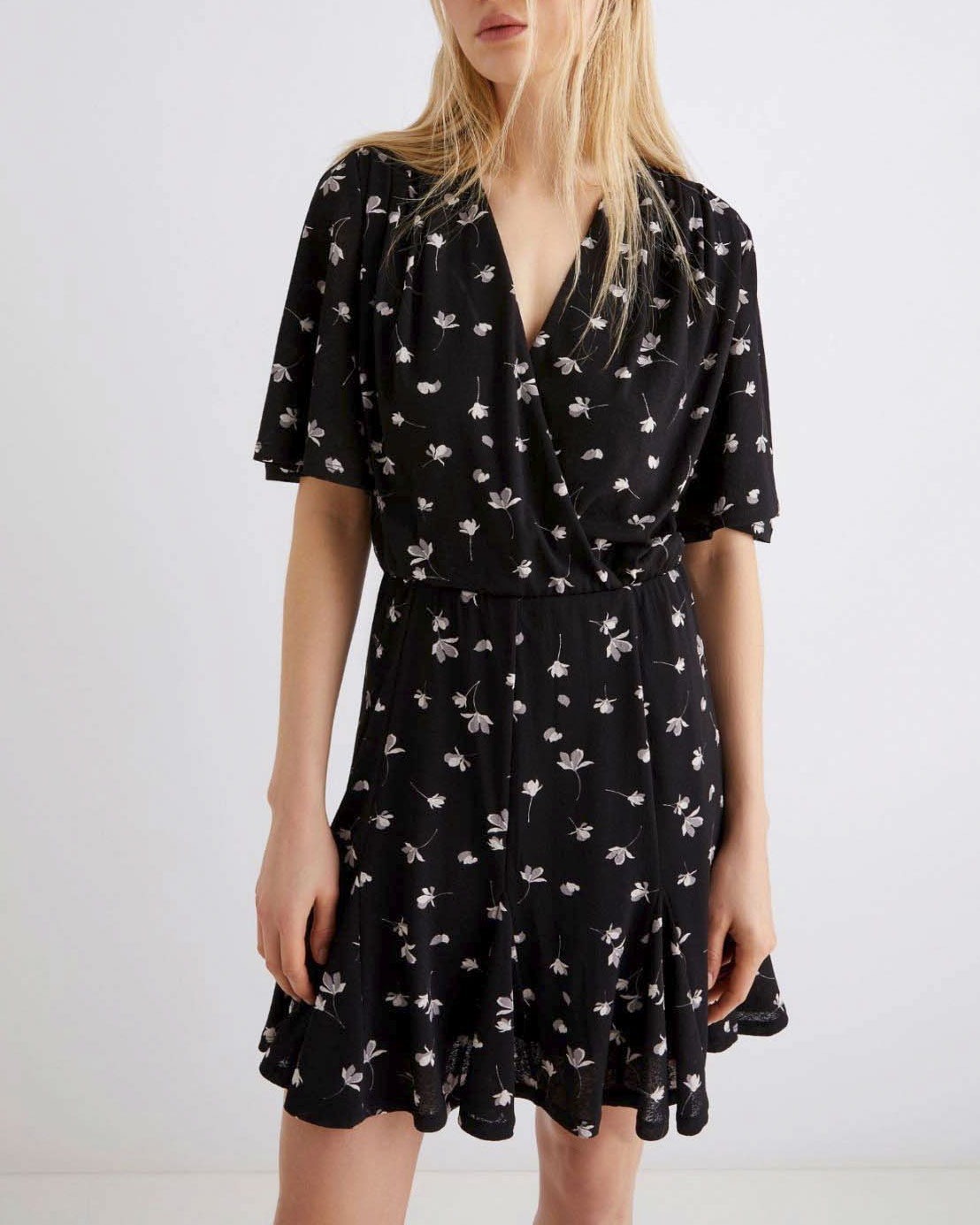 Abito corto nero Marella in jersey stretch a stampa fiori grigi con maniche corte e scollo a V incrociato