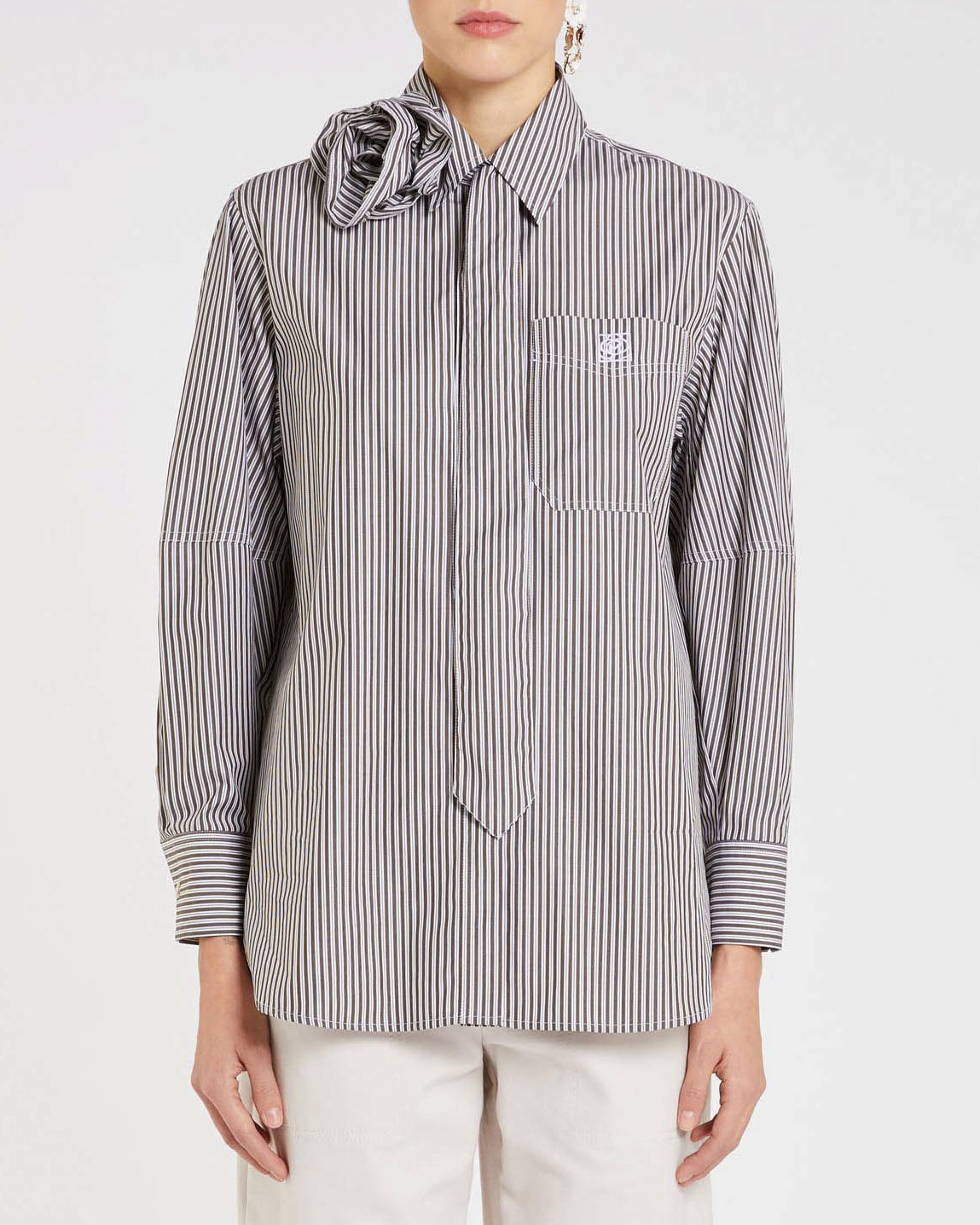 Camicia bianca a righine blu Marella in popeline di cotone con rosa applicata al collo