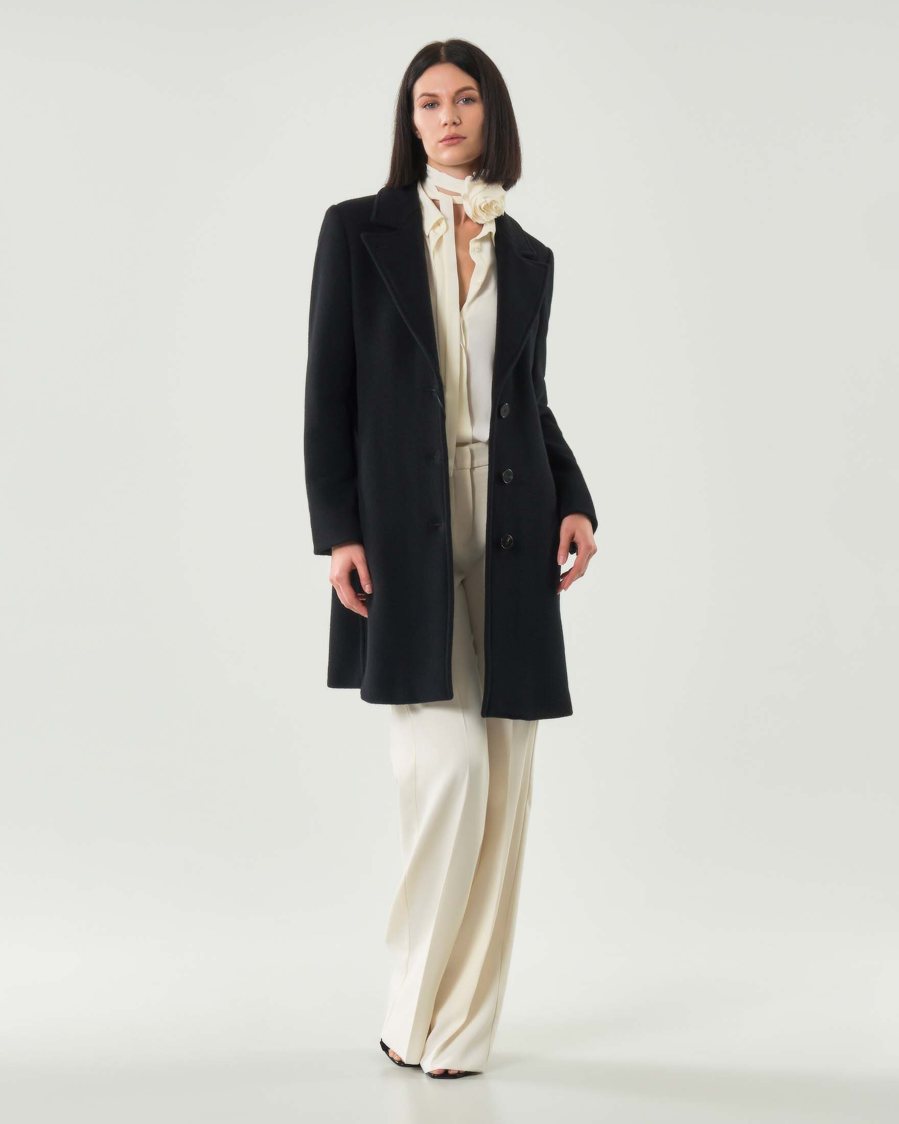 Cappotto nero in panno di lana dal taglio maschile