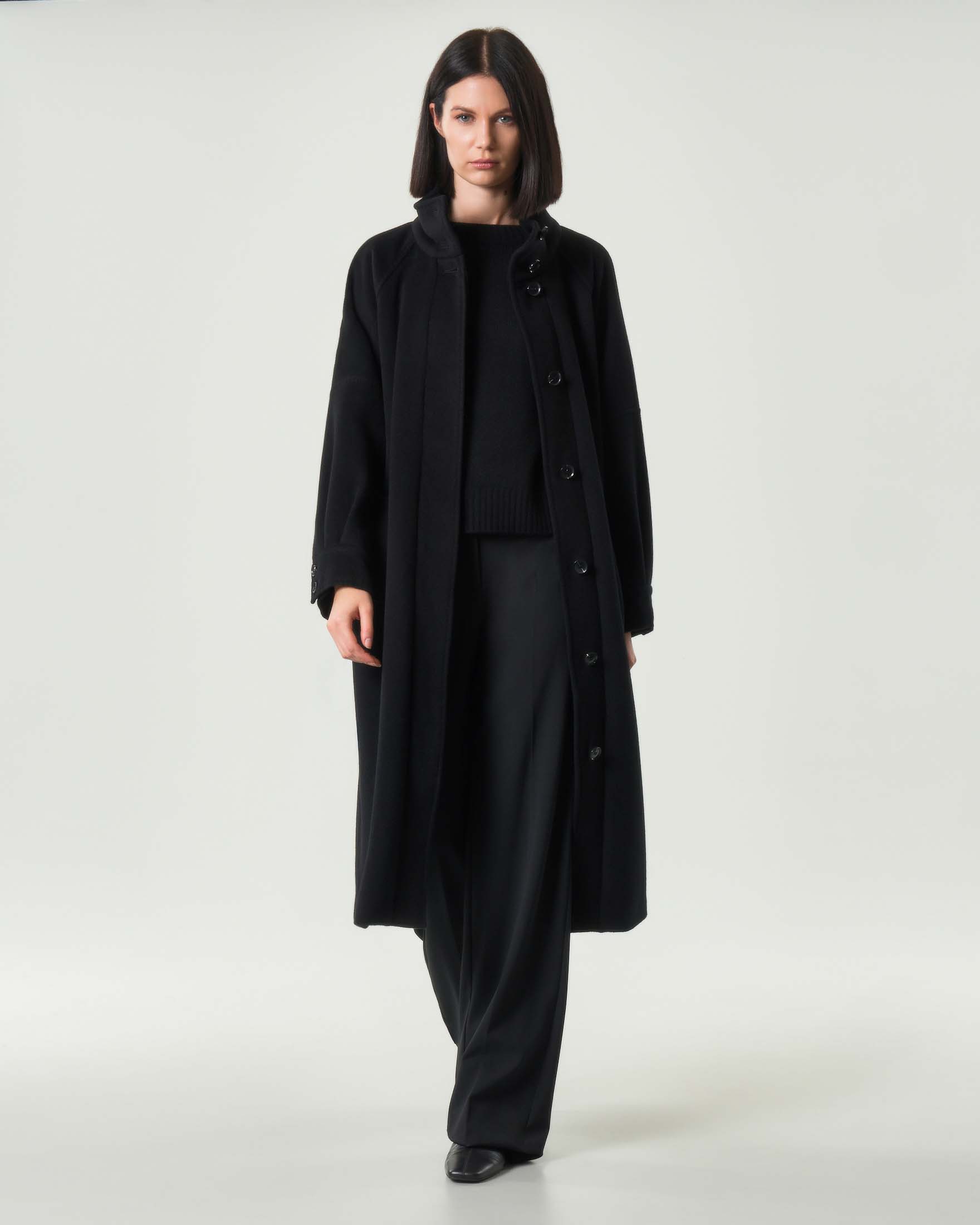 Cappotto nero Emme Marella in drap di lana vergine con cintura in vita e collo alto con bottoni