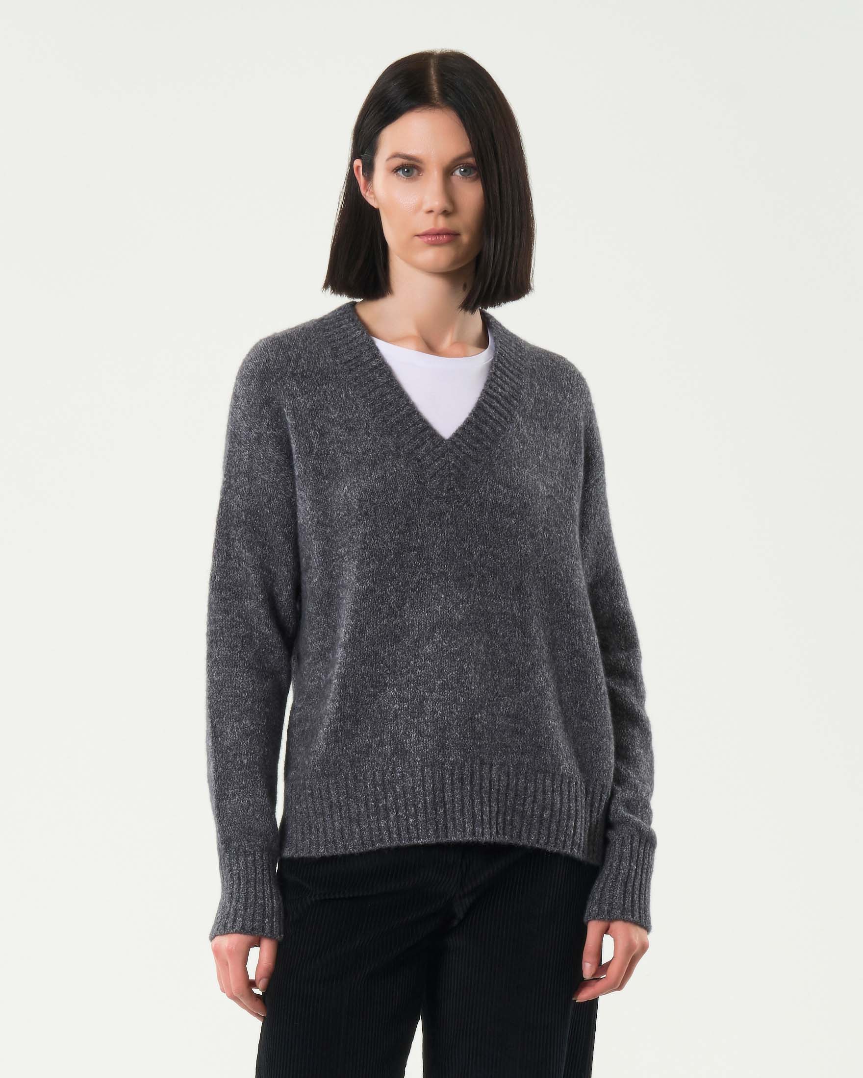 Maglia grigio antracite in bouclè di alpaca e cotone Weekend Max Mara con scollo a V