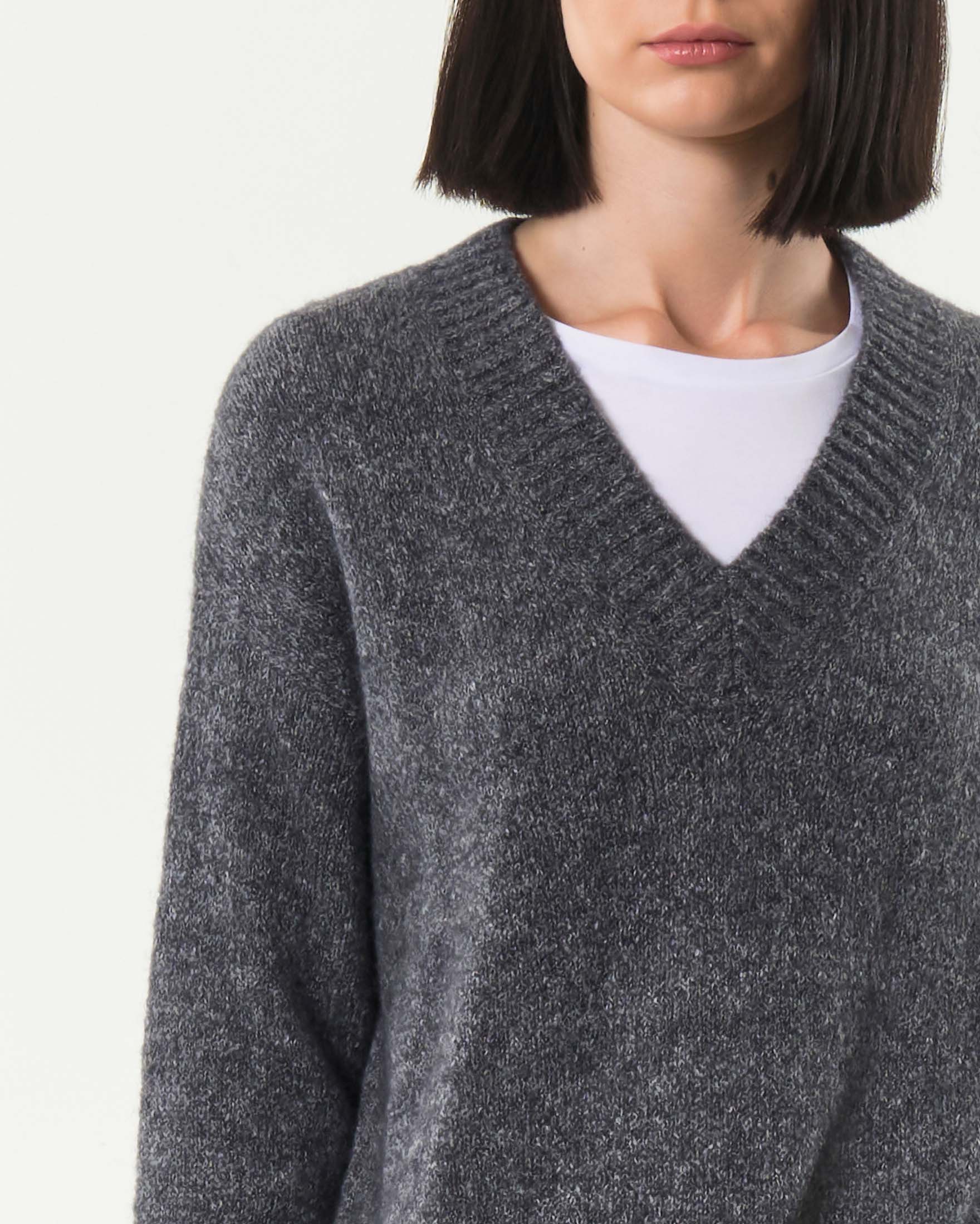 Maglia grigio antracite in bouclè di alpaca e cotone Weekend Max Mara con scollo a V image