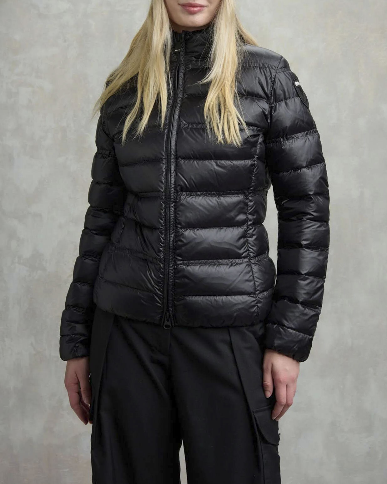 Piumino nero Blauer imbottito in piuma naturale dalla linea sfiancata con colletto in piedi