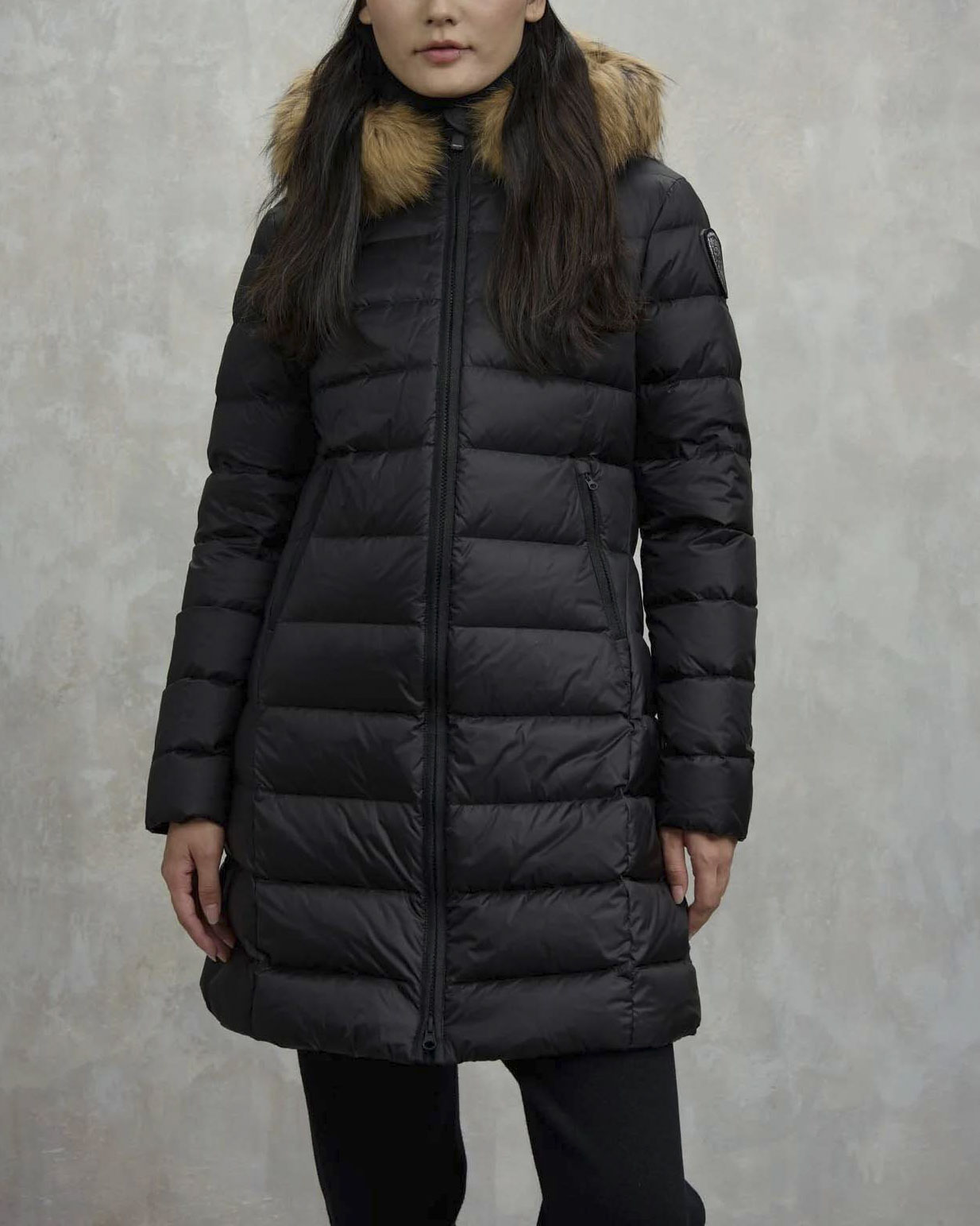Piumino midi nero Blauer imbottito in piuma naturale con bordatura in pelliccia del cappuccio fisso