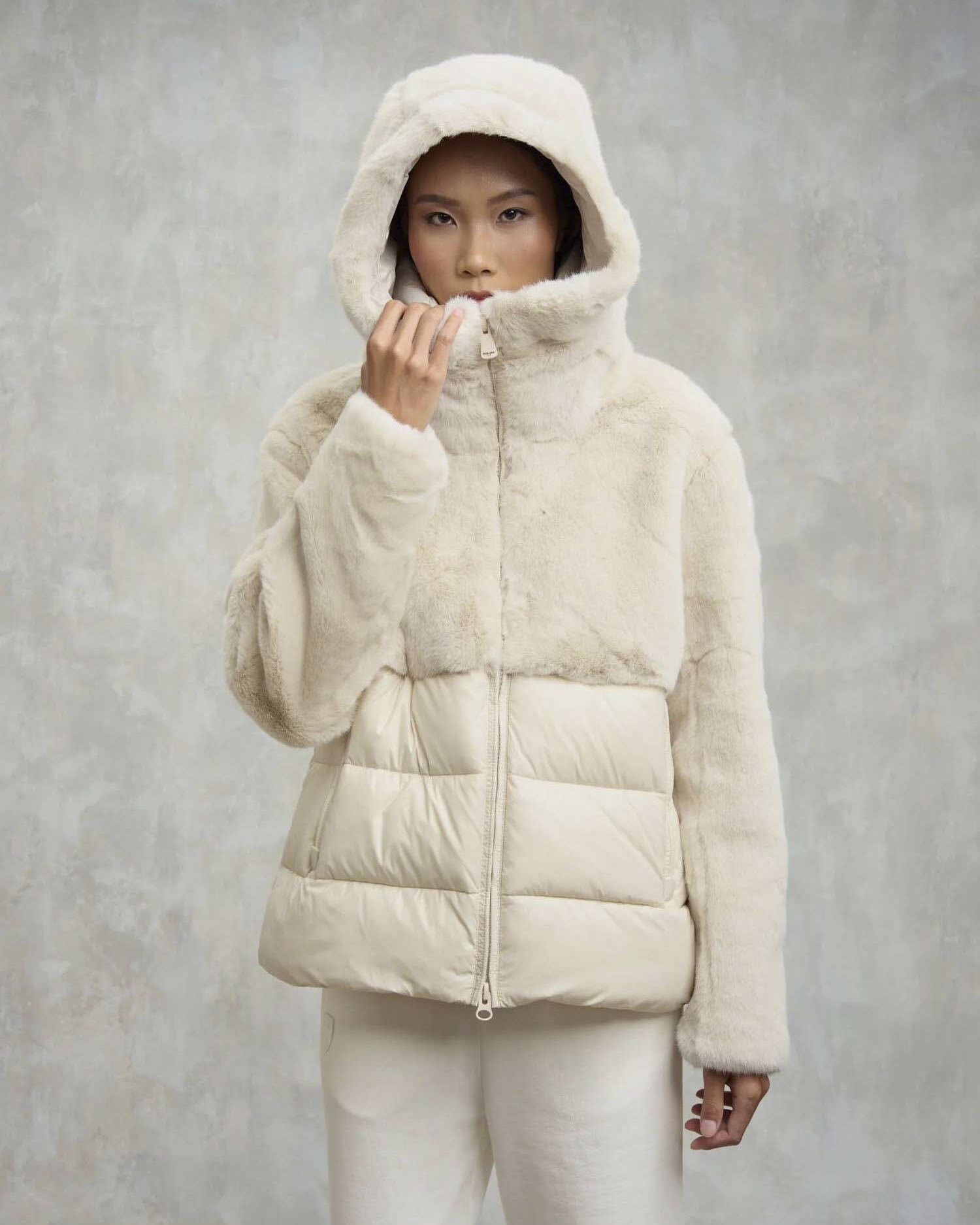 Ecopelliccia color sabbia Blauer con cappuccio e inserti trapuntati in nylon