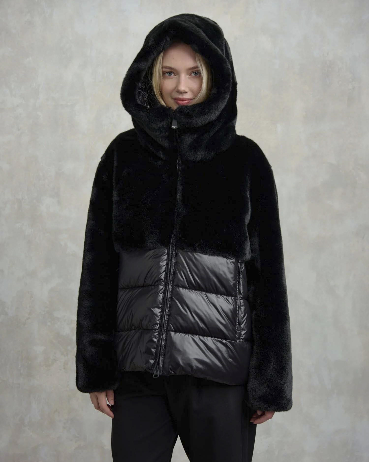 Ecopelliccia nera Blauer con cappuccio e inserti trapuntati in nylon