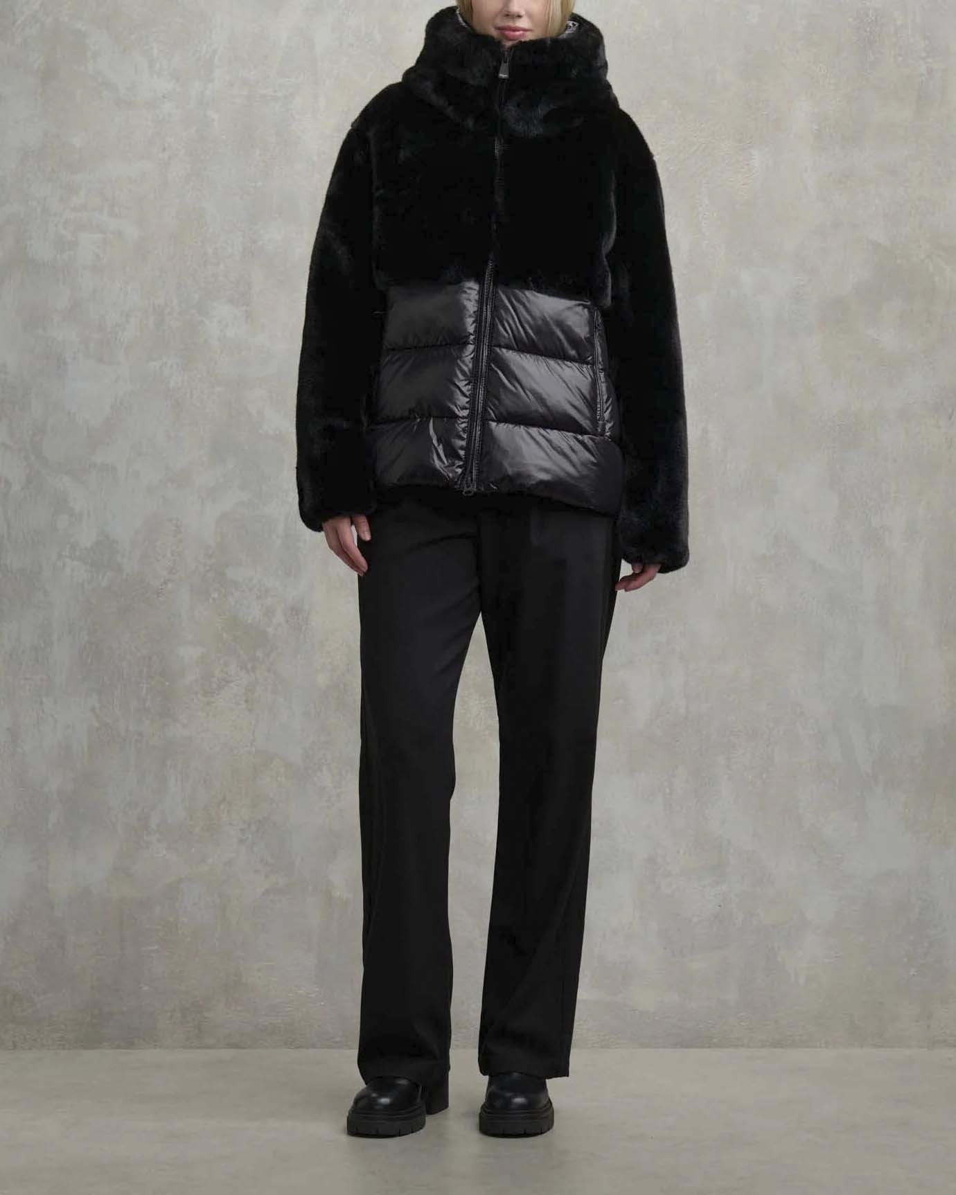 Ecopelliccia nera Blauer con cappuccio e inserti trapuntati in nylon image