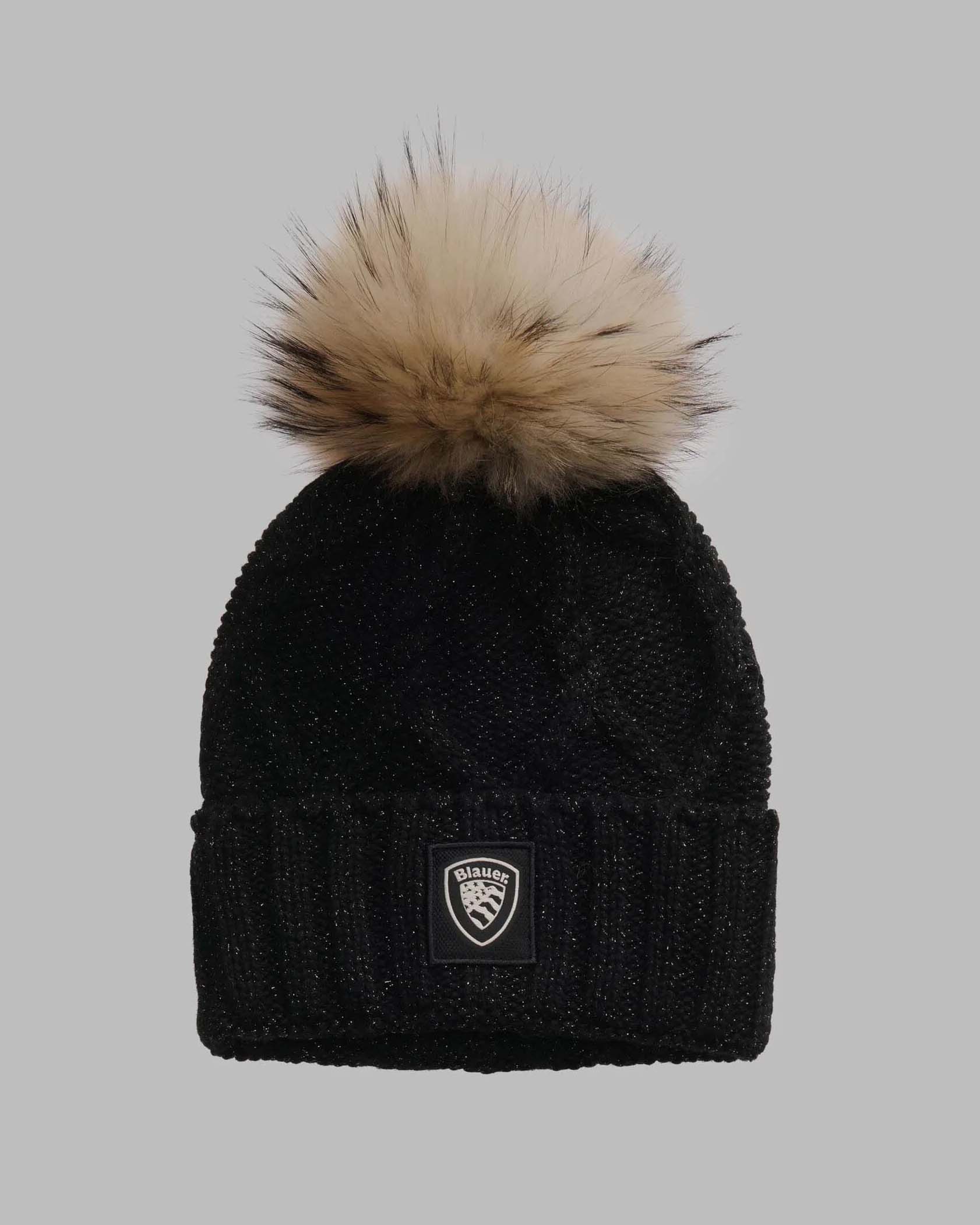 Berretto nero Blauer in misto viscosa a coste con inserti in lurex e pon pon in pelliccia