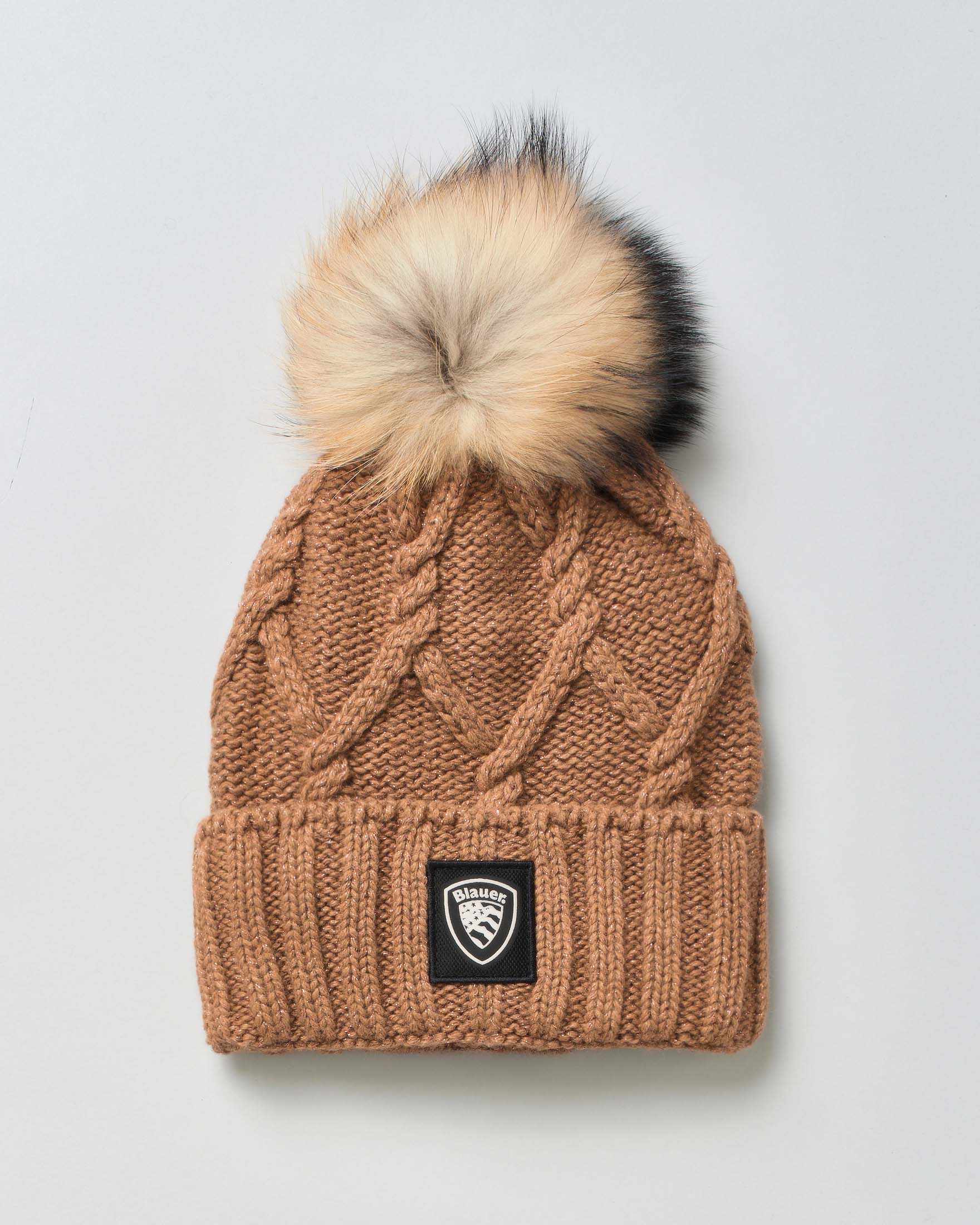 Berretto marrone Blauer in misto viscosa a coste con inserti in lurex e pon pon in pelliccia