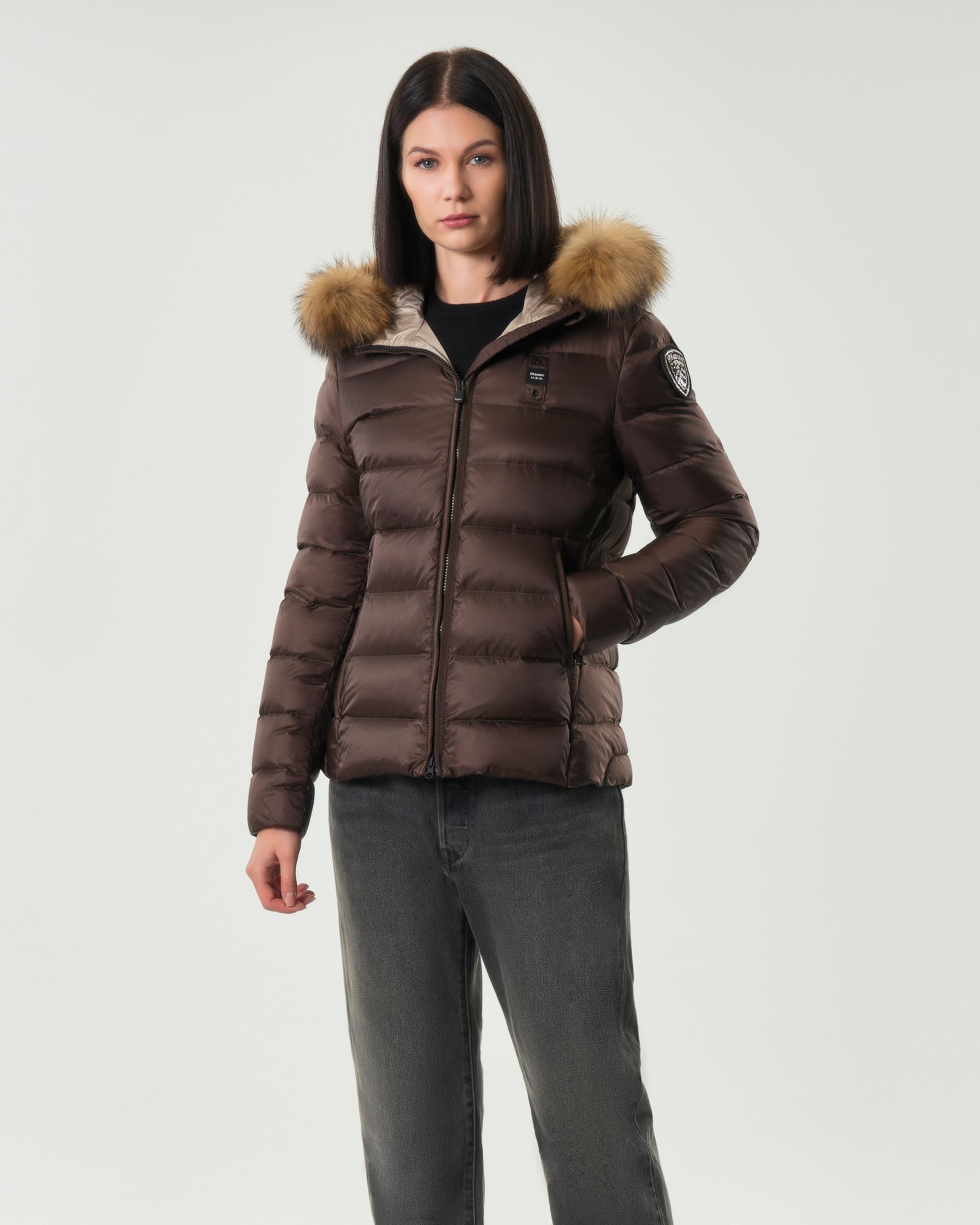 Piumino marrone Blauer imbottito in piuma naturale con fodera beige e cappuccio con pelliccia