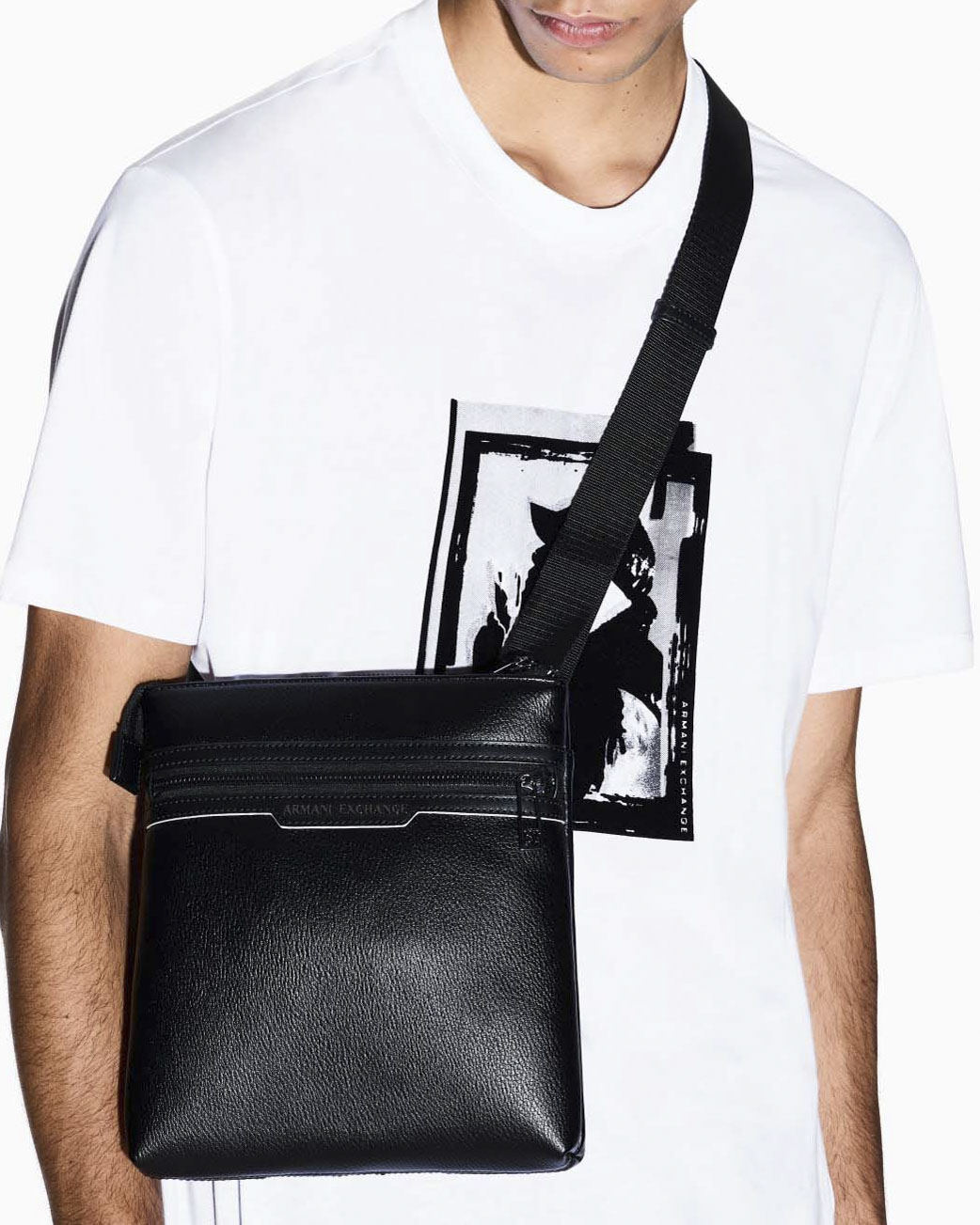 Borsa a tracolla Armani Exchange nera in similpelle con logo stampato frontalmente image