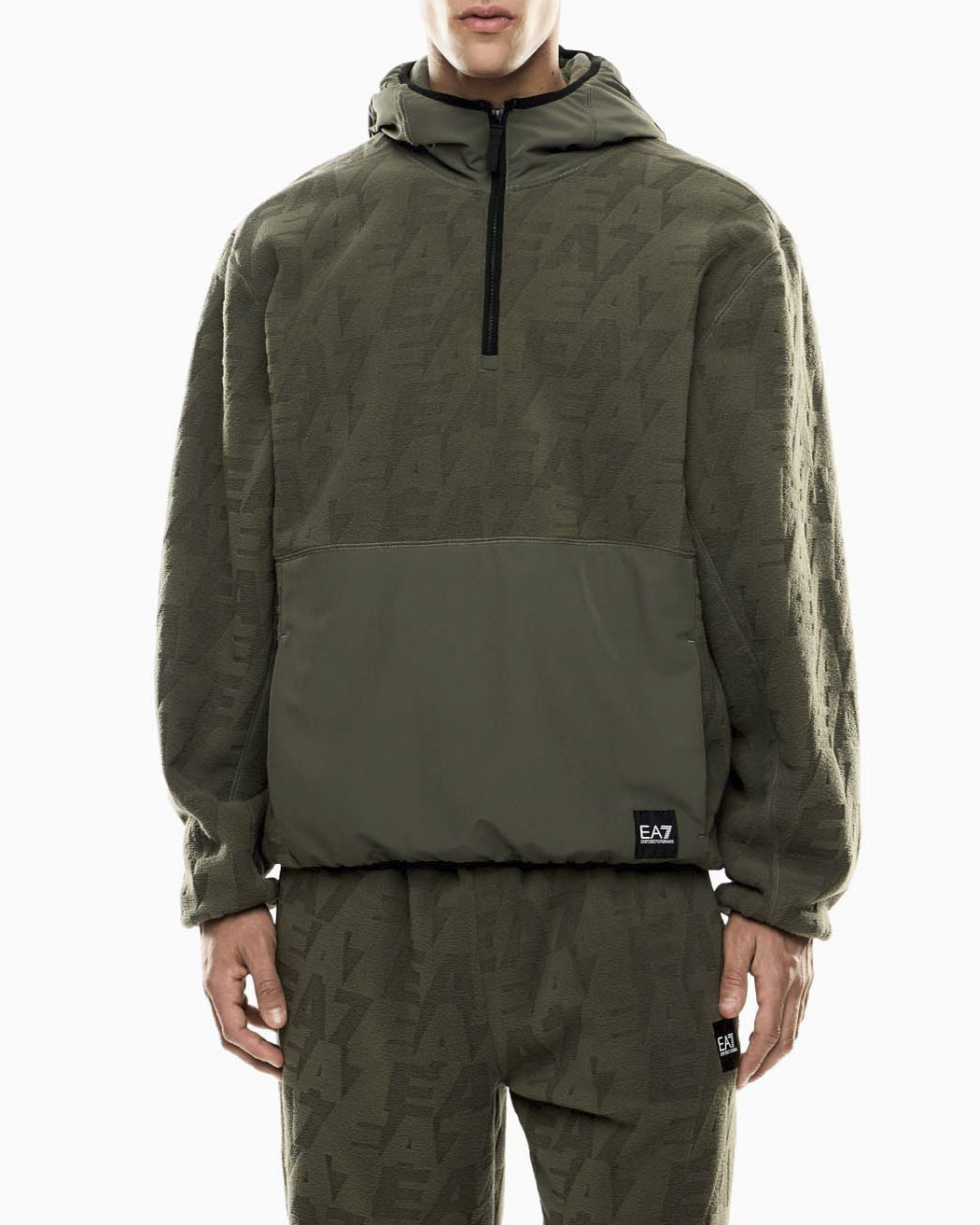 Felpa con cappuccio e zip EA7 verde militare in pile con logo jacquard all over image