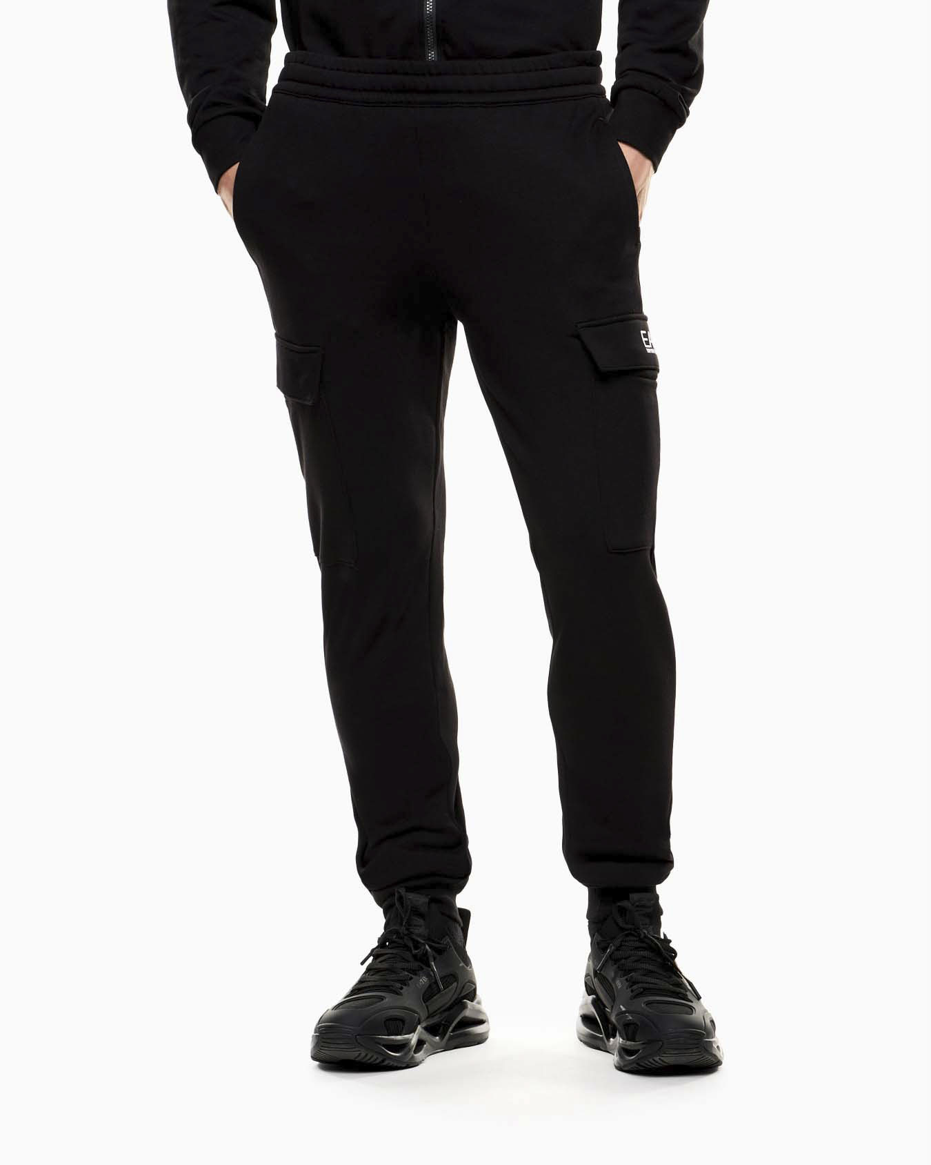 Pantaloni cargo EA7 neri in misto cotone con logo stampato