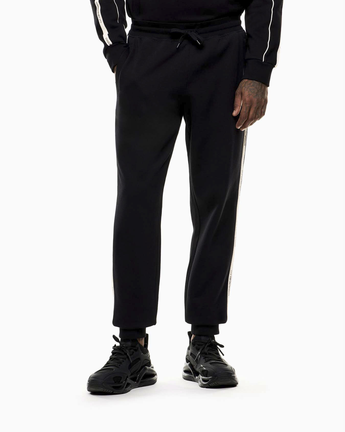 Pantaloni EA7 neri in misto cotone con banda laterale e logo stampato