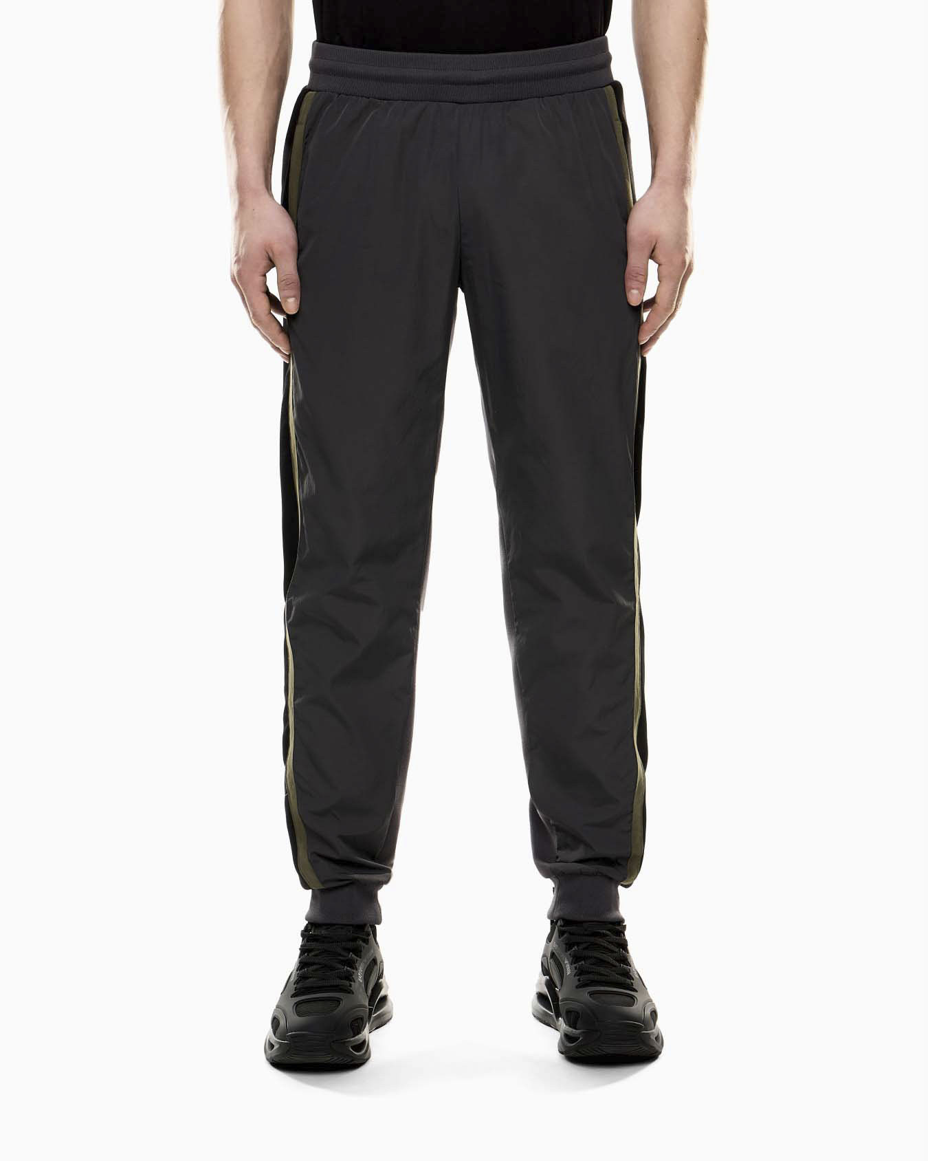 Pantalone jogger fango in nylon e misto viscosa con bande