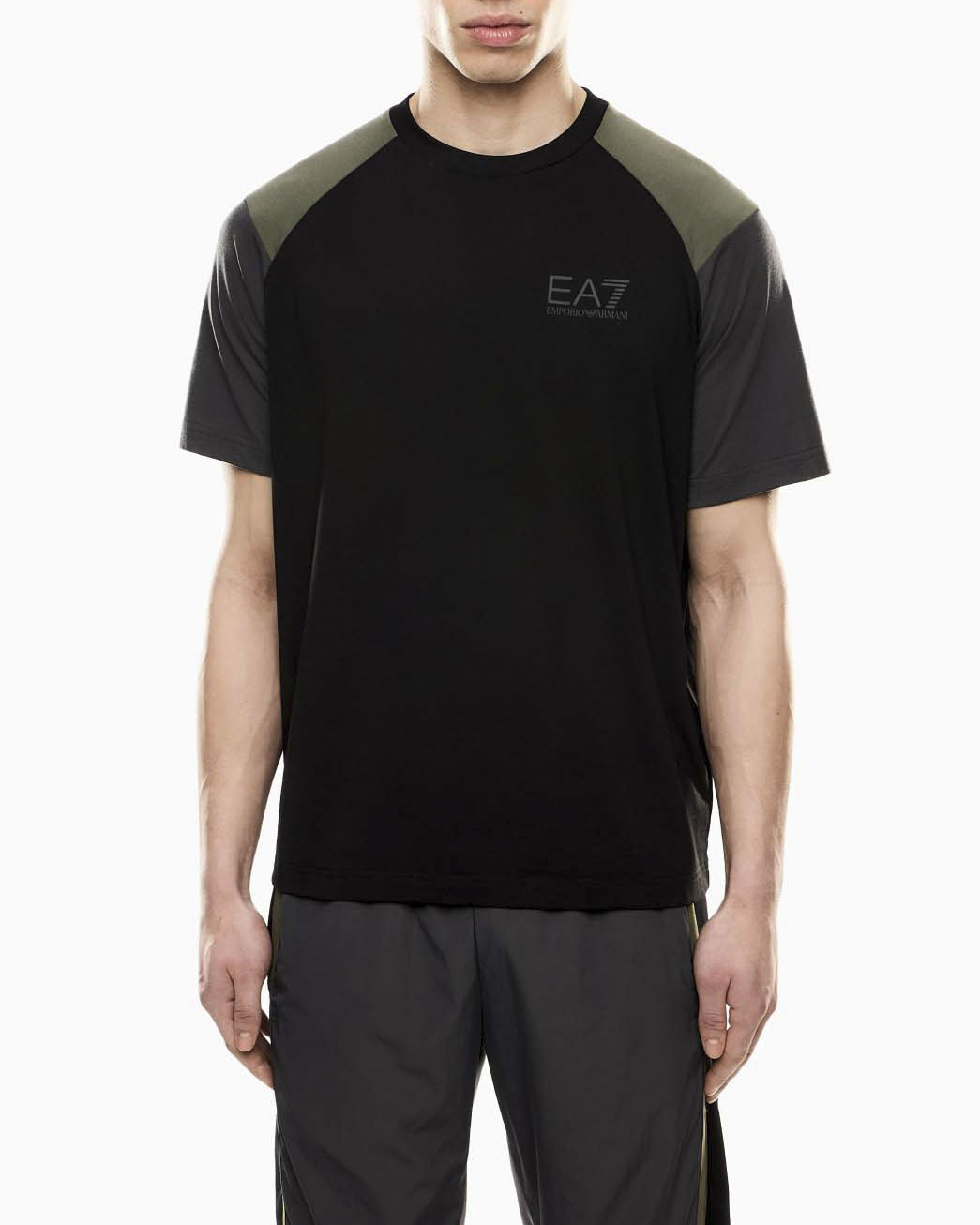 T-shirt mezza manica nera con stampa logo e dettagli color block sulle spalle
