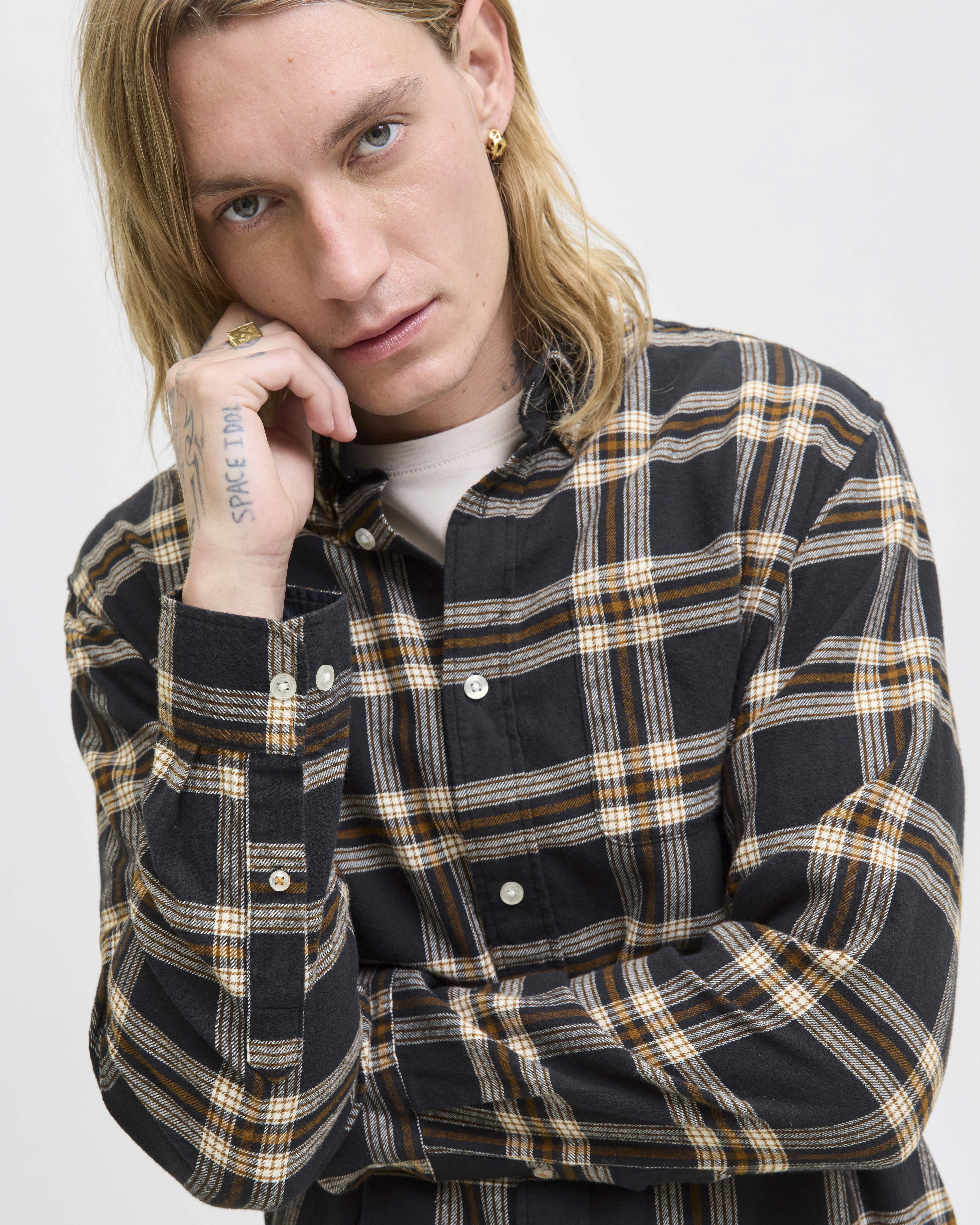 Camicia a quadri Jack & Jones nera e coccio in flanella di cotone biologico image