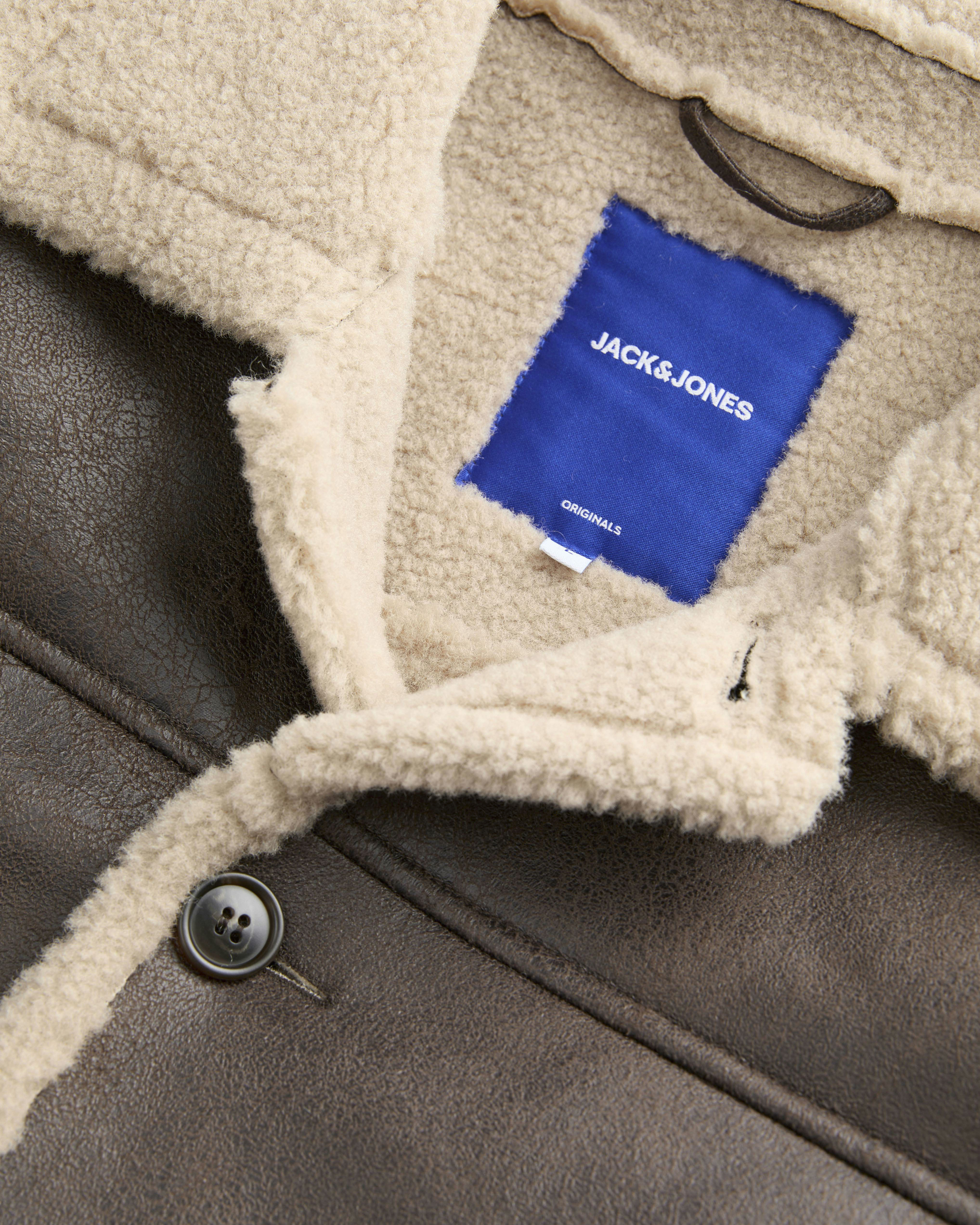Giubbino Jack & Jones marrone in eco montone con bottoni e colletto in sherpa image
