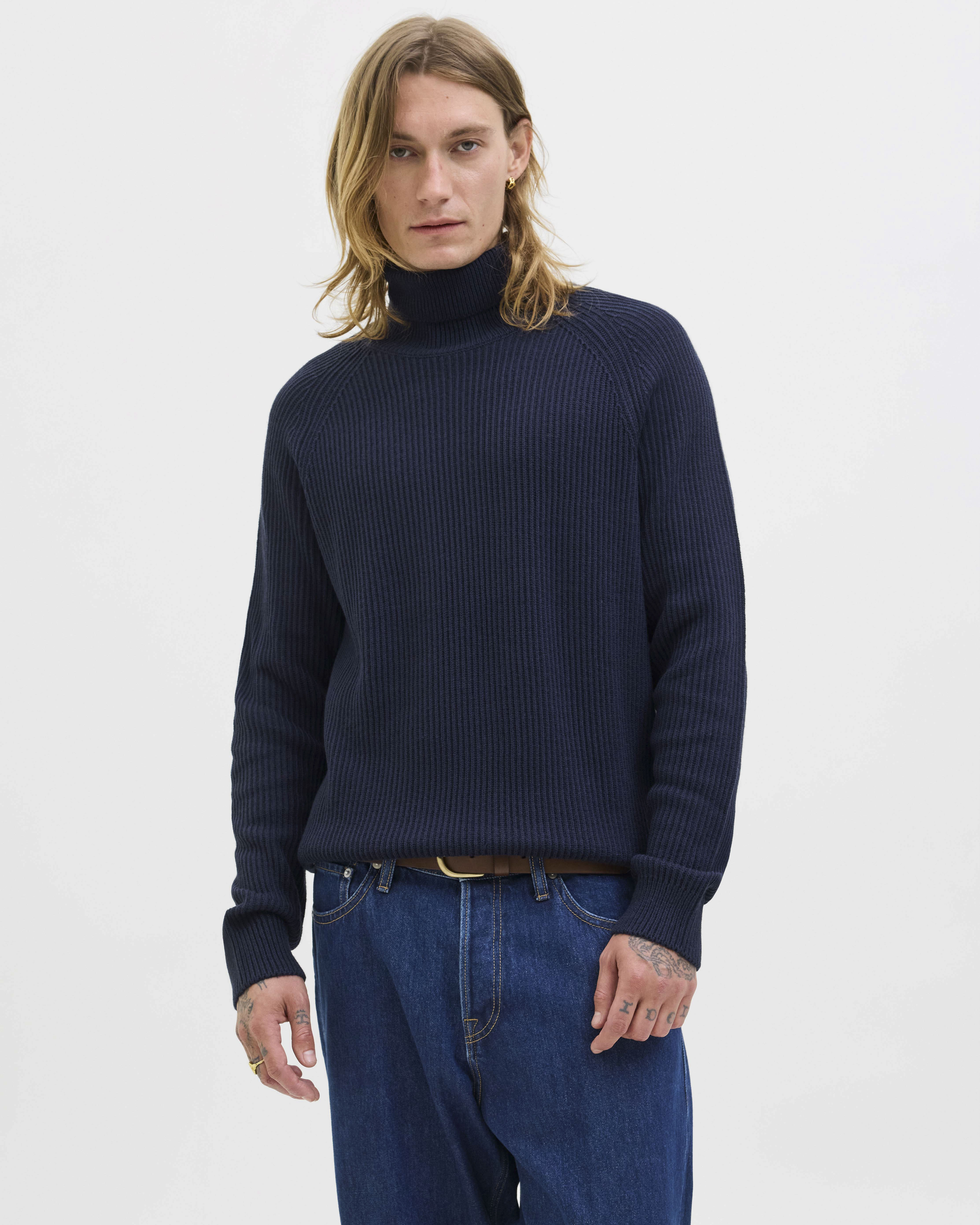 Dolcevita blu in misto cotone a coste inglesi con maniche raglan