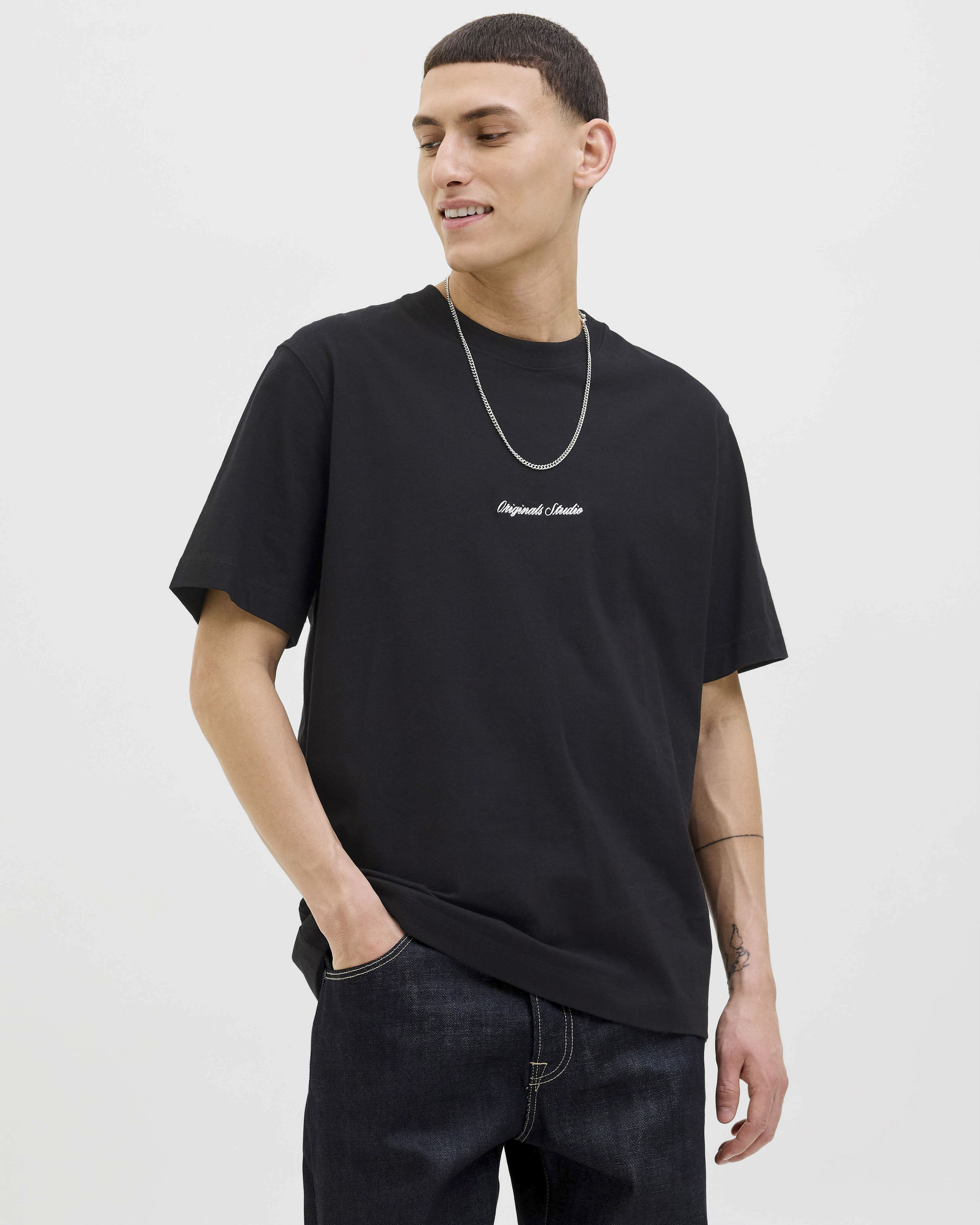 T-shirt nera in cotone con logo ricamato sul petto