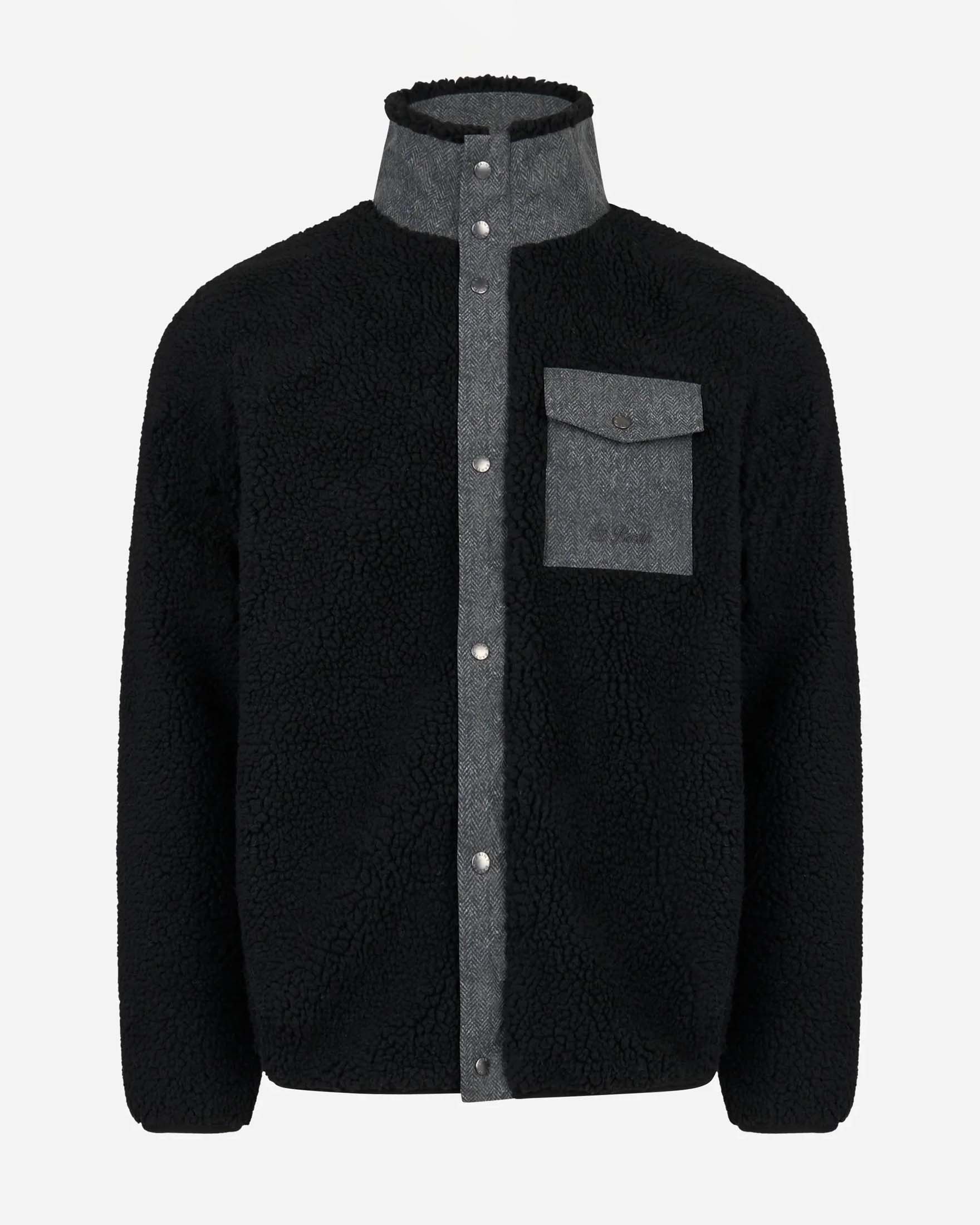 Giacca in sherpa nero con taschino e dettagli in tessuto chevron