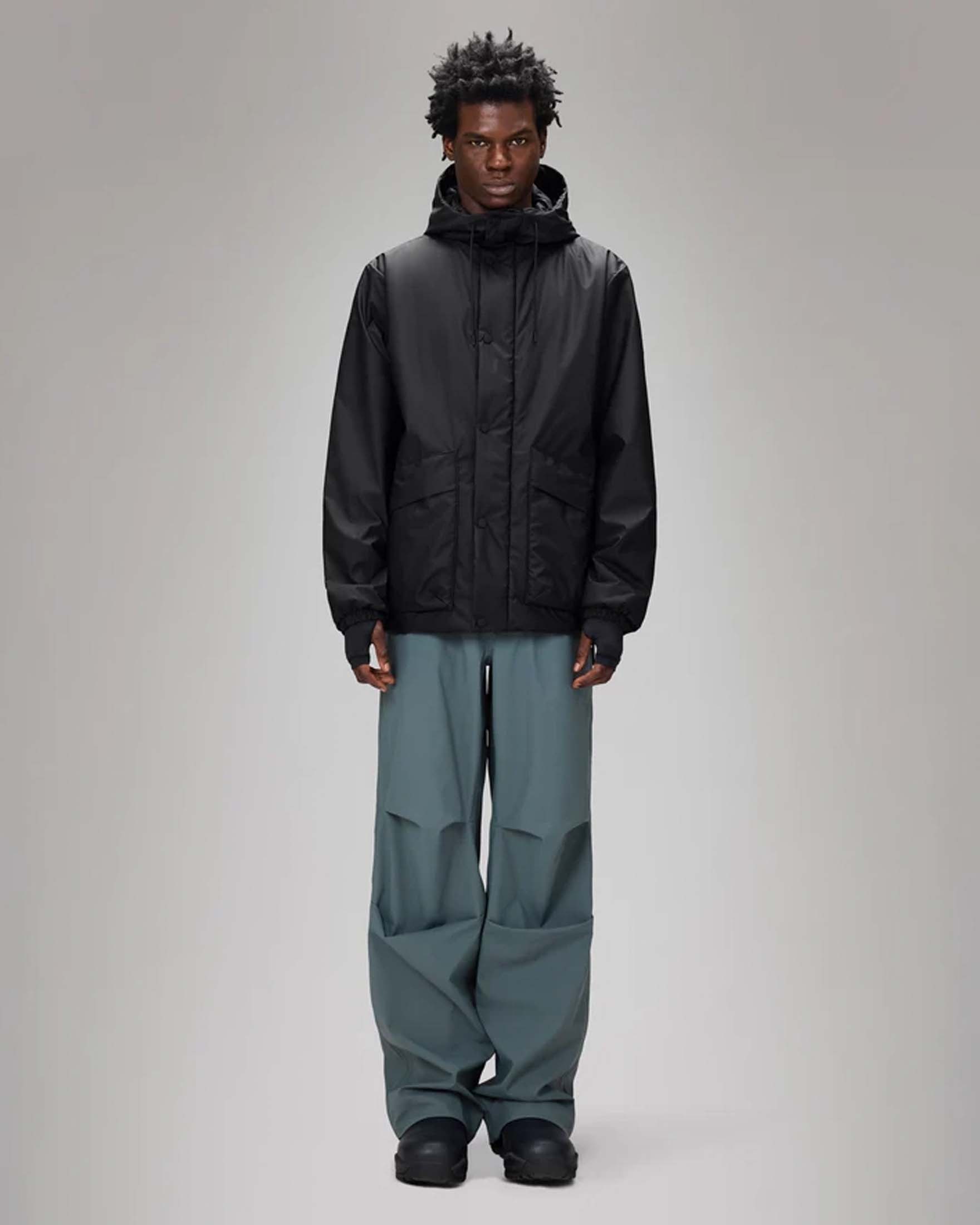 Impermeabile Lohja Insulated Cargo Jacket Rains nero in tessuto tecnico leggero effetto gommato con cappuccio