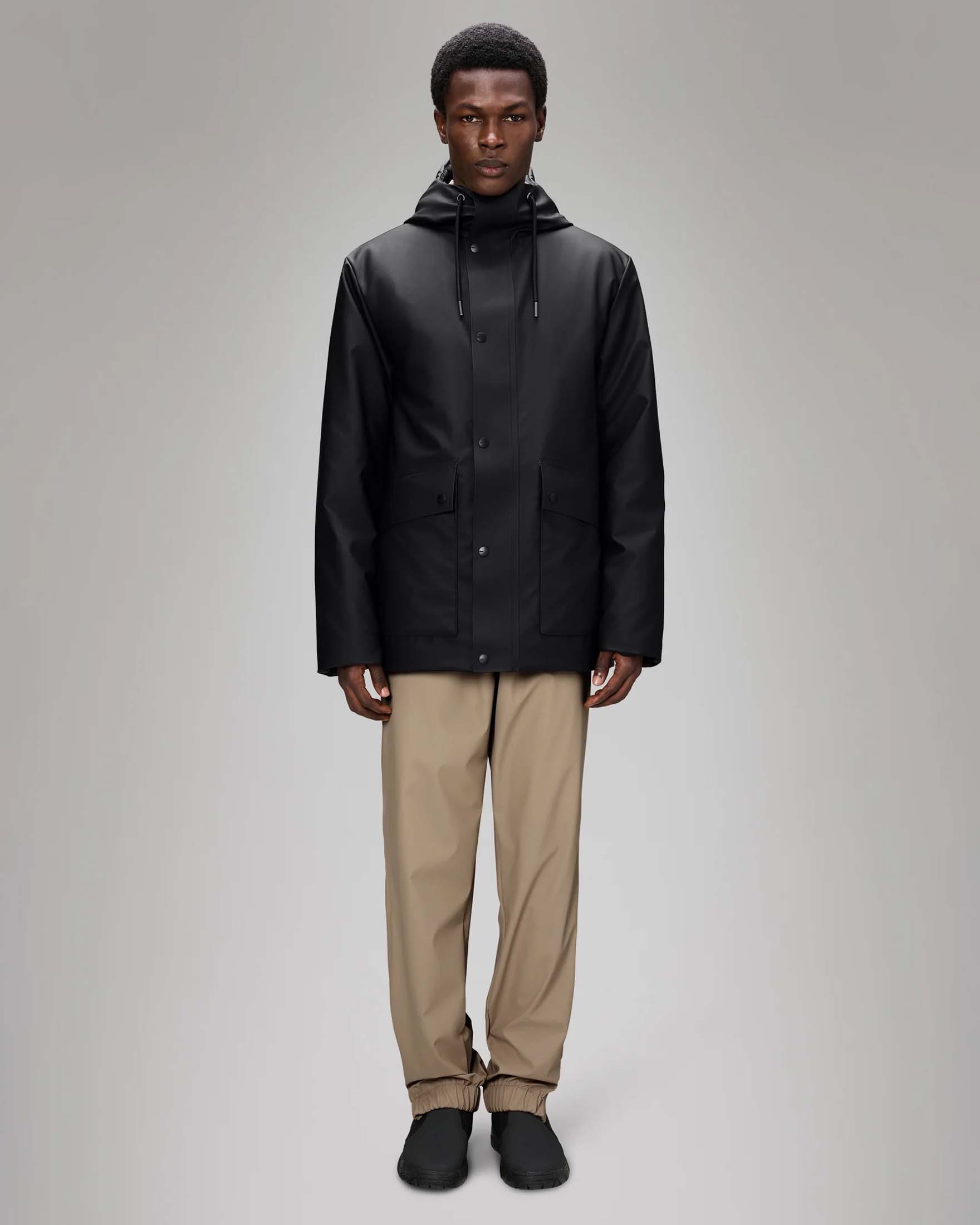 Nome Parka Rains nero in tessuto tecnico leggero effetto gommato con cappuccio