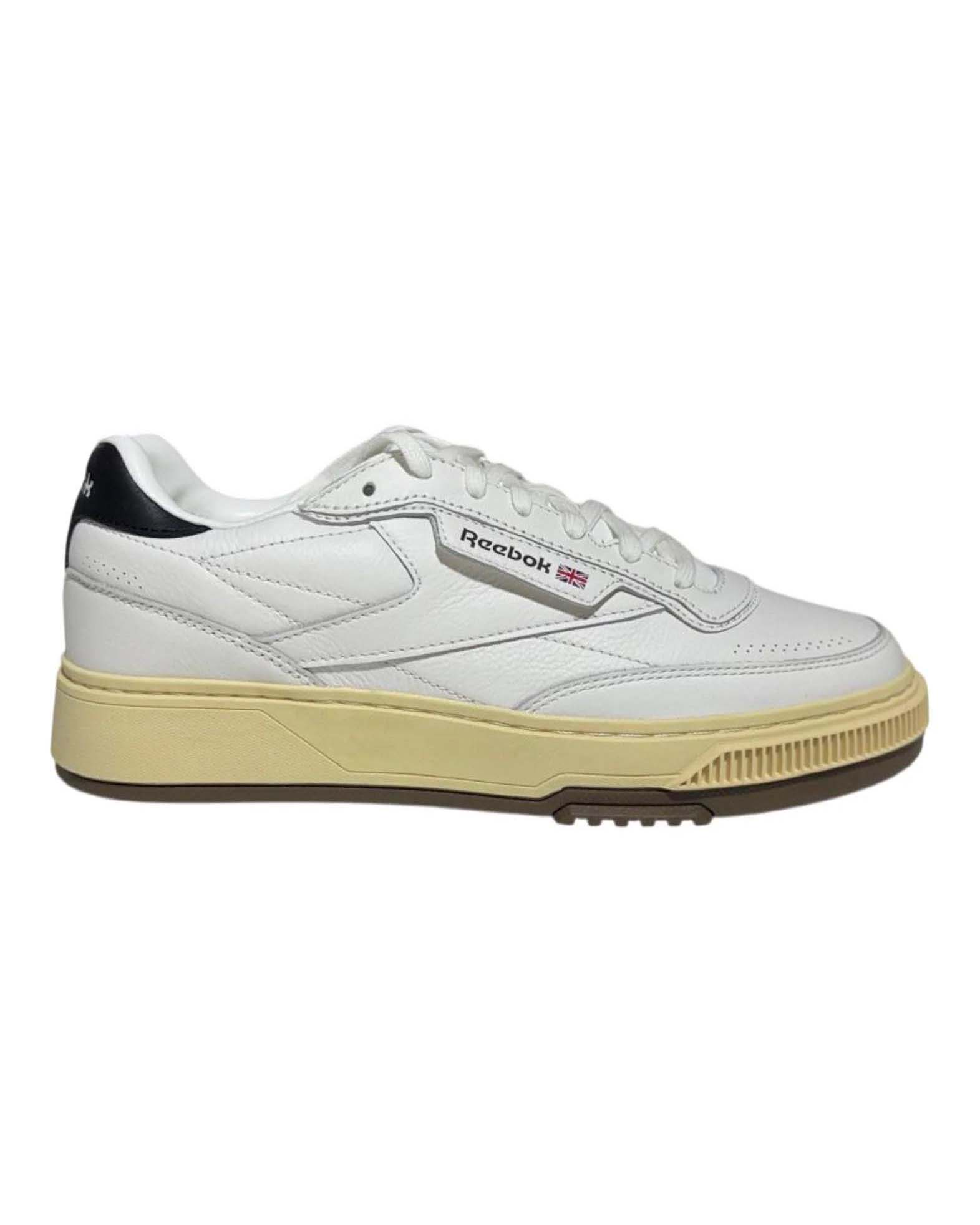 Sneakers Reebok Club C in pelle bianca con tallone nero