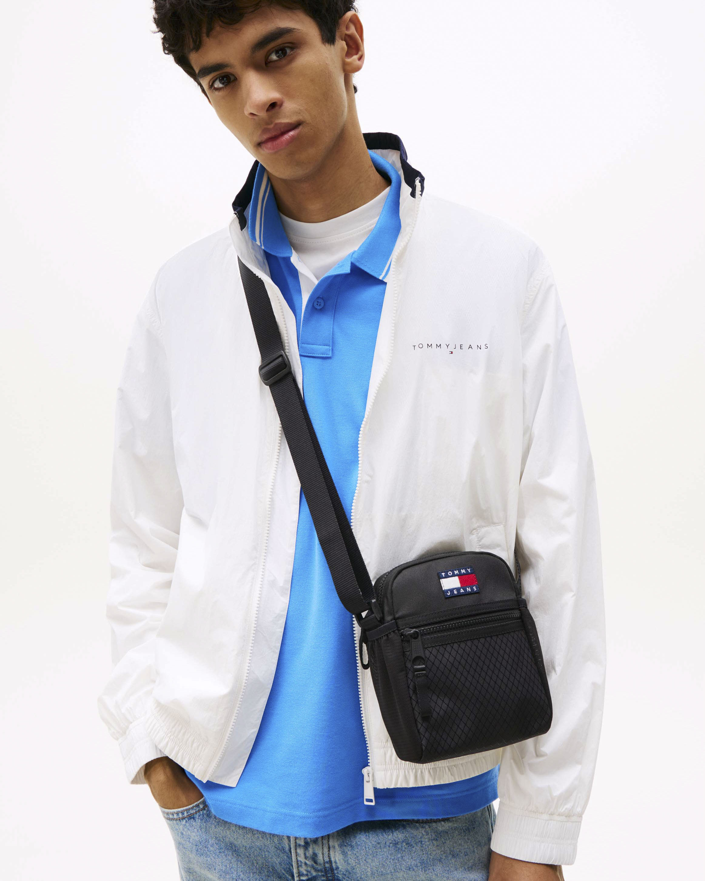 Borsa reporter piccola Tommy Jeans nera con tessuto a rombi image