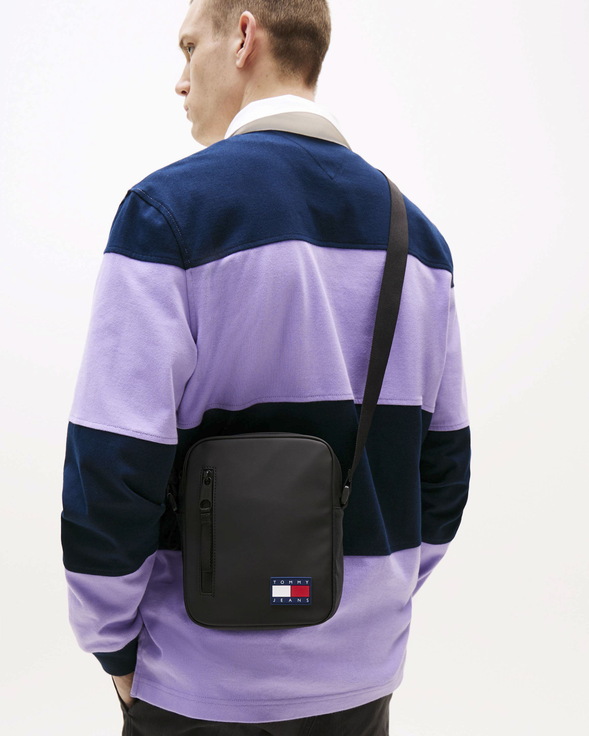 Borsa reporter Tommy Jeans nera in similpelle con logo flag gommato image