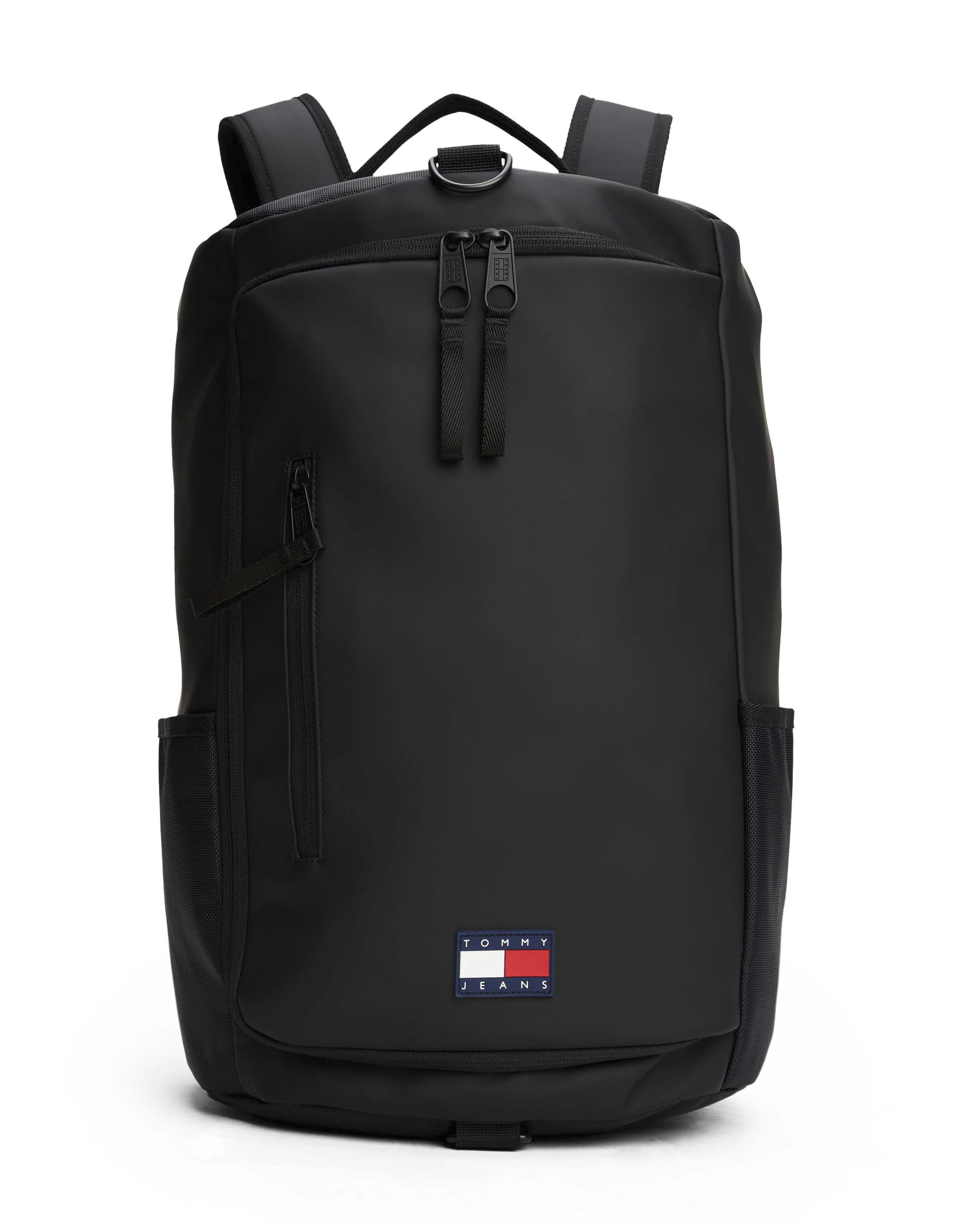 Zaino Tommy Jeans nero in similpelle con apertura a doppio cursore e logo flag gommato