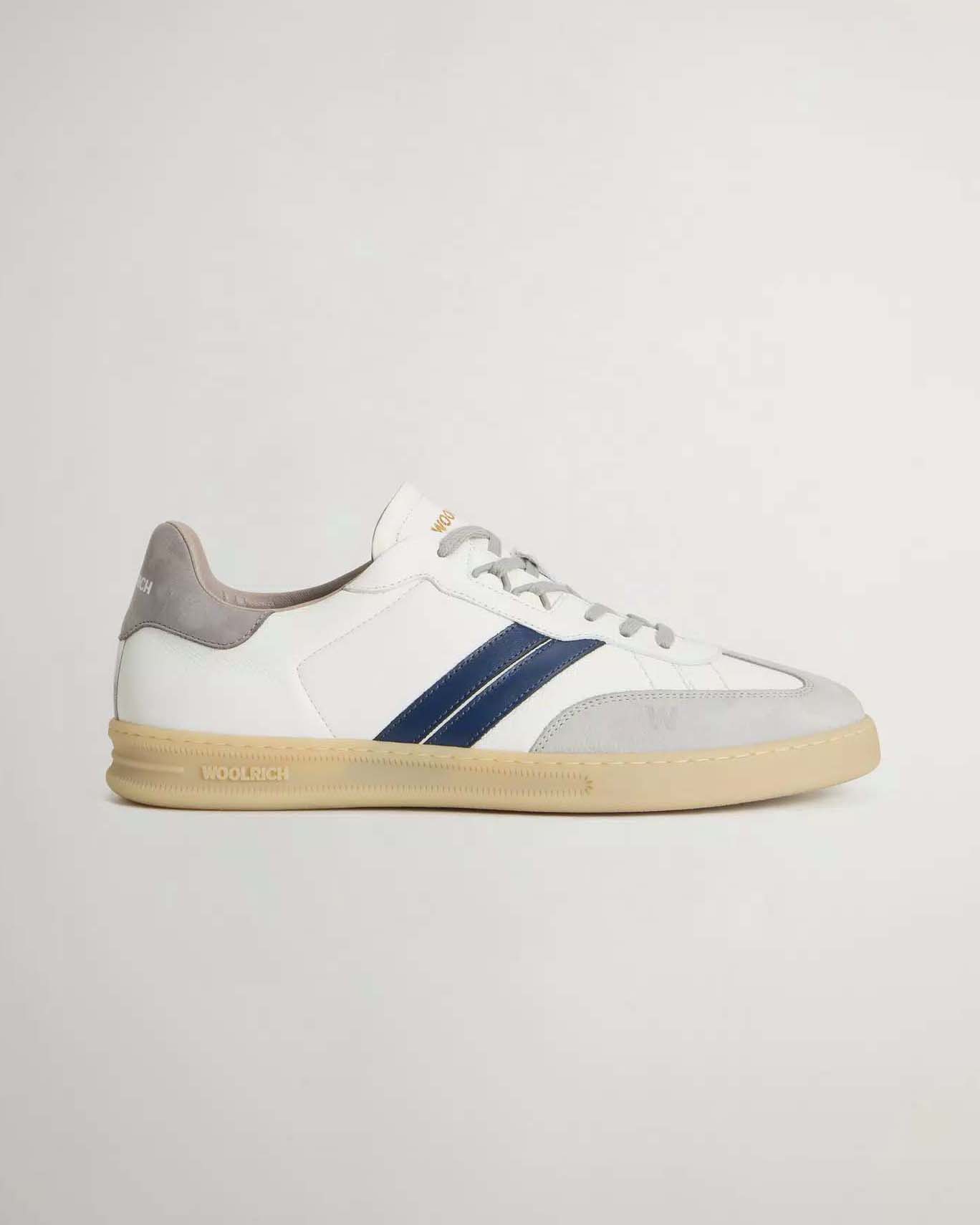 Sneakers Woolrich Doubleu Tennis bianche in pelle con inserto taupe sul tallone e bande laterali blu