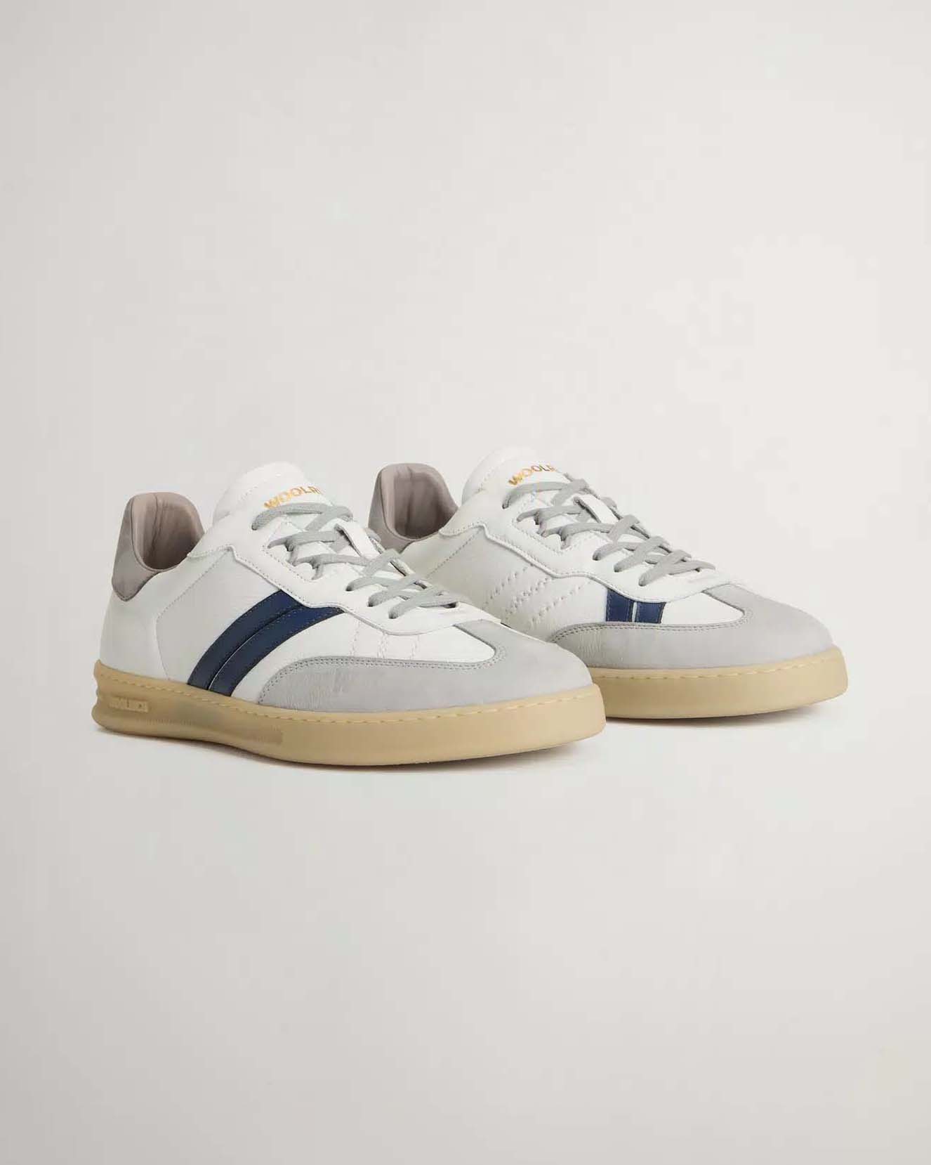 Sneakers Woolrich Doubleu Tennis bianche in pelle con inserto taupe sul tallone e bande laterali blu image