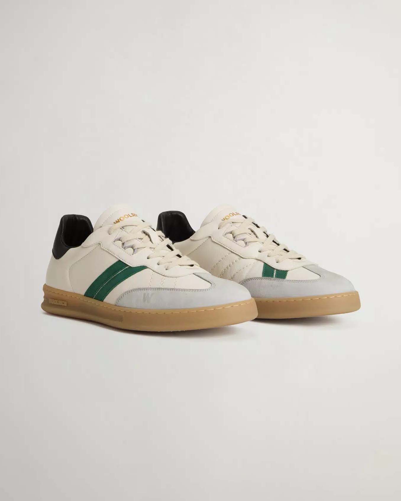 Sneakers Woolrich Doubleu Tennis bianche in pelle con inserto nero sul tallone e bande laterali verdi image