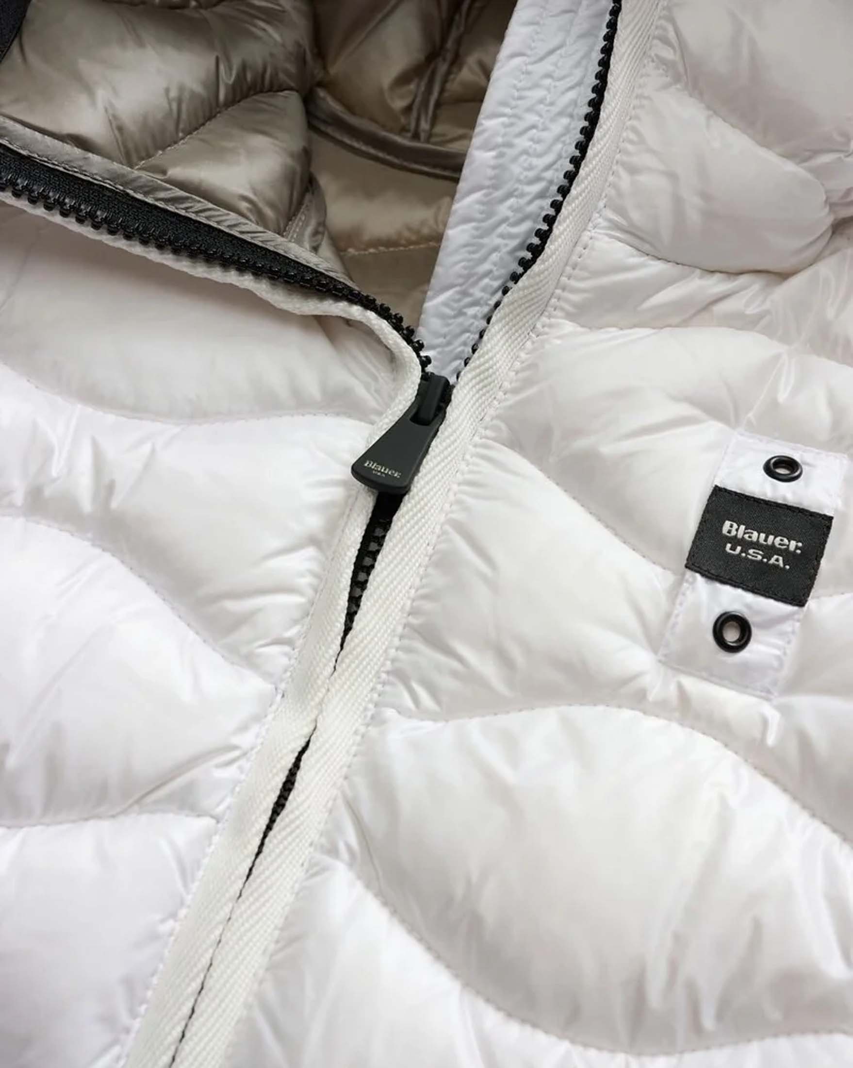 Piumino Lowell Blauer bianco in nylon trapuntato con cappuccio e patch scudo con strass image