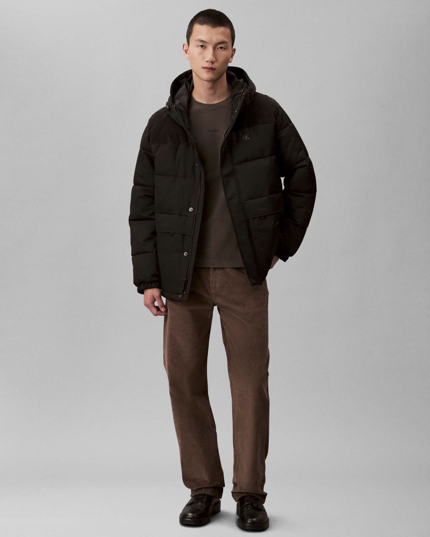 Giubbino Calvin Klein Jeans nero in tessuto impermeabile con inserto in velluto sulle spalle e cappuccio fisso