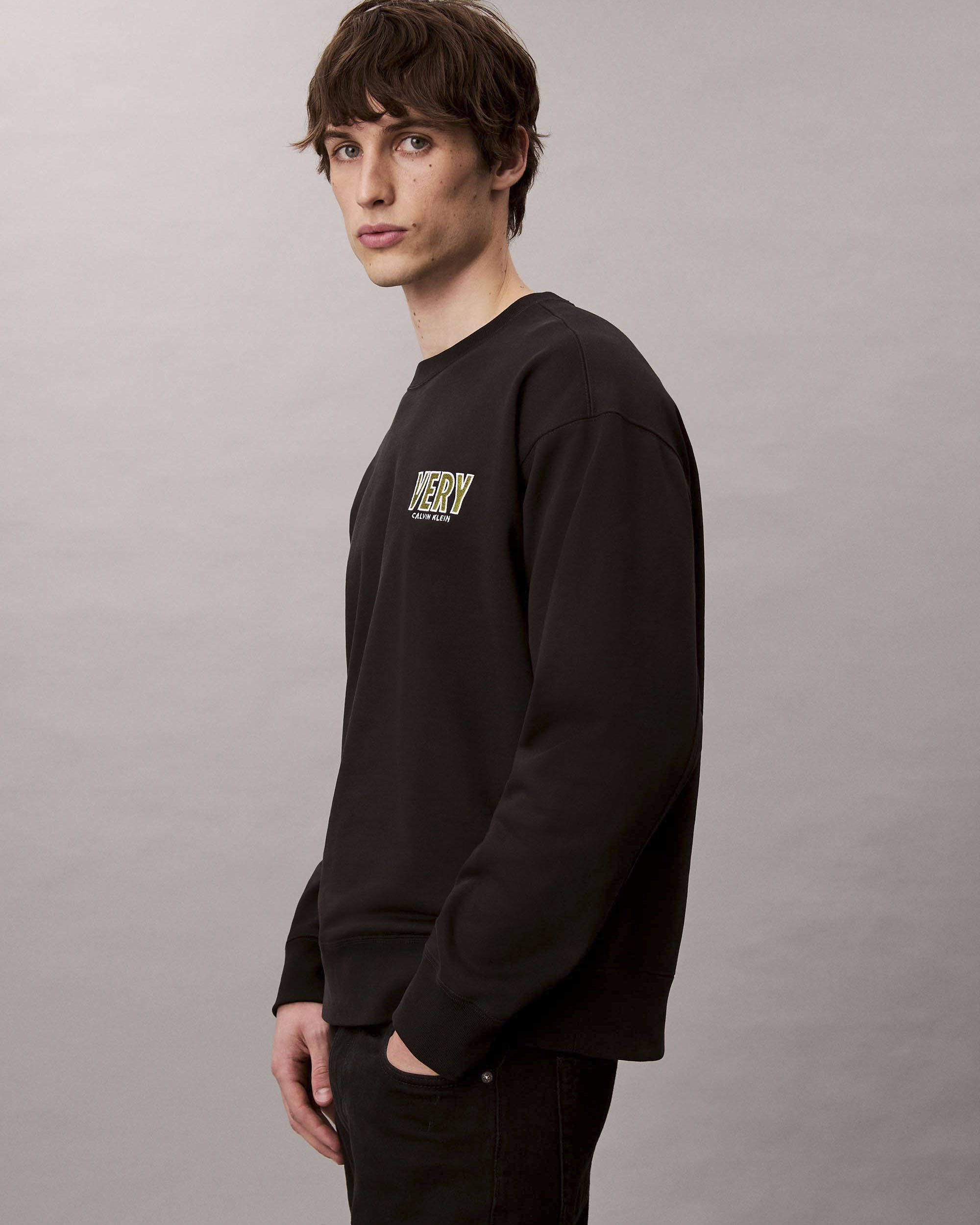 Felpa girocollo relaxed-fit Calvin Klein Jeans nera in cotone con ricamo Very e logo al petto image