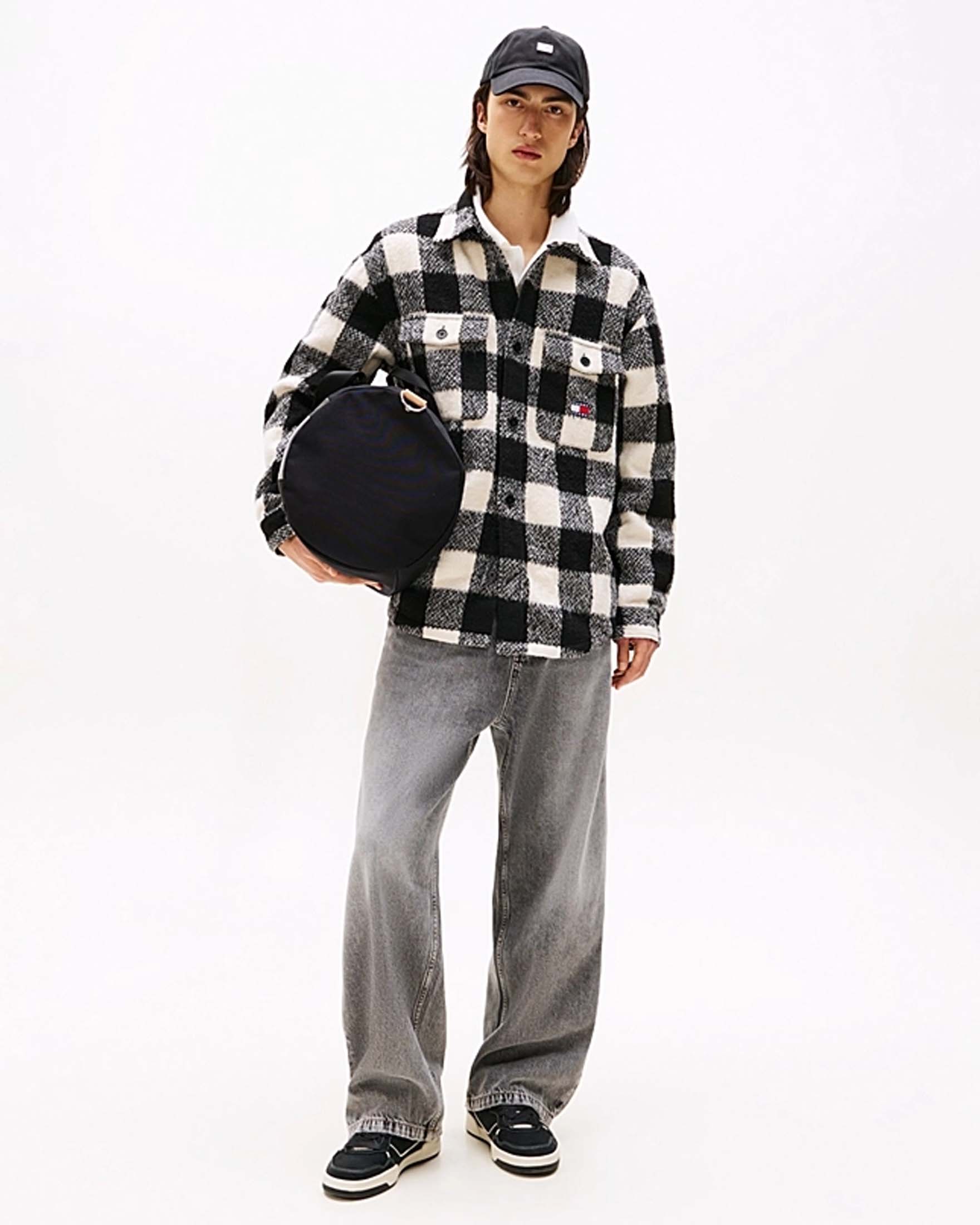 Overshirt Tommy Jeans buffalo check bianca e nera in flanella con taschini e flag porta logo al petto