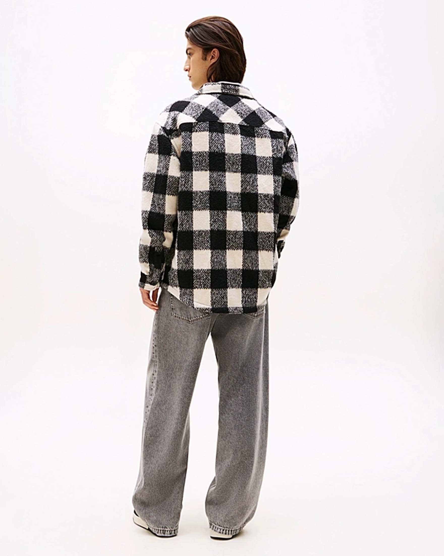 Overshirt Tommy Jeans buffalo check bianca e nera in flanella con taschini e flag porta logo al petto image