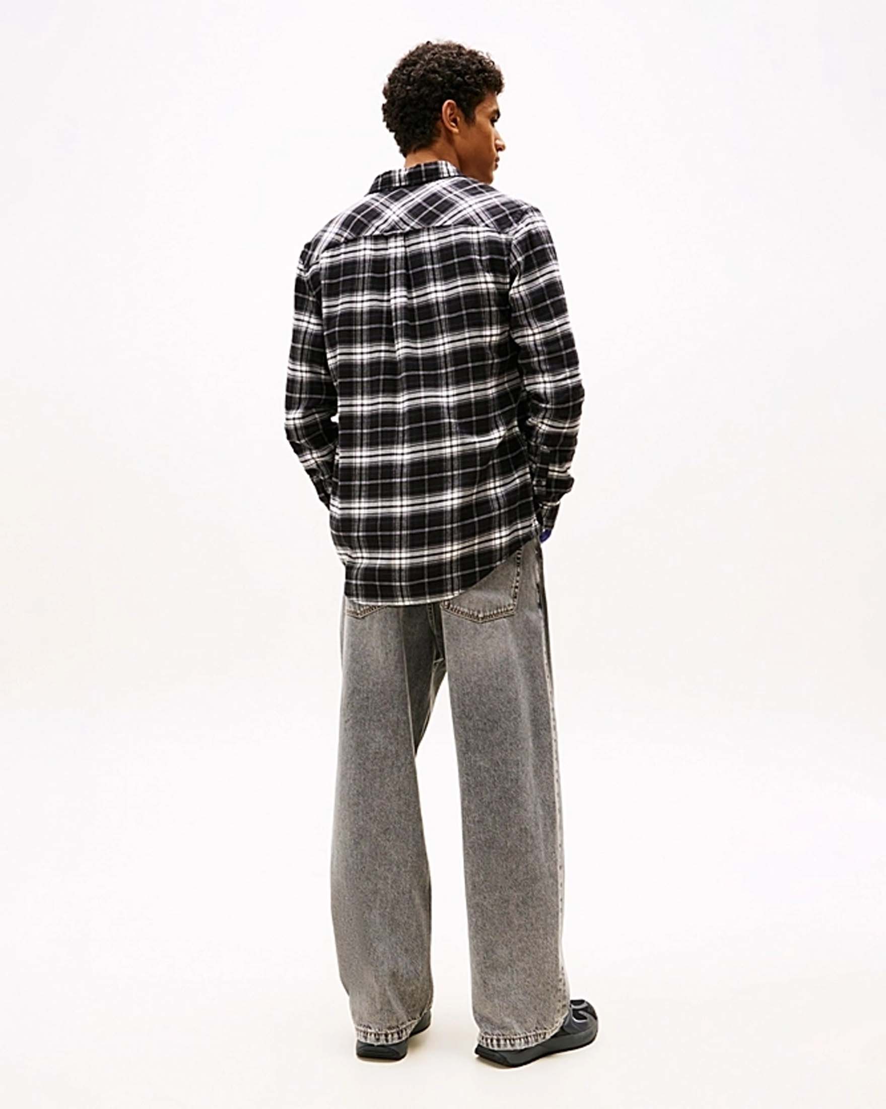 Camicia Tommy Jeans in flanella di cotone check bianca e nera image