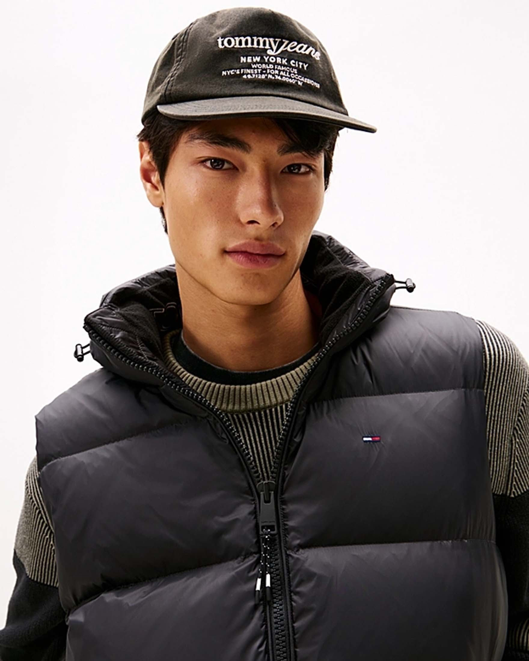 Piumino gilet Tommy Jeans nero in nylon imbottito in piuma con cappuccio estraibile image