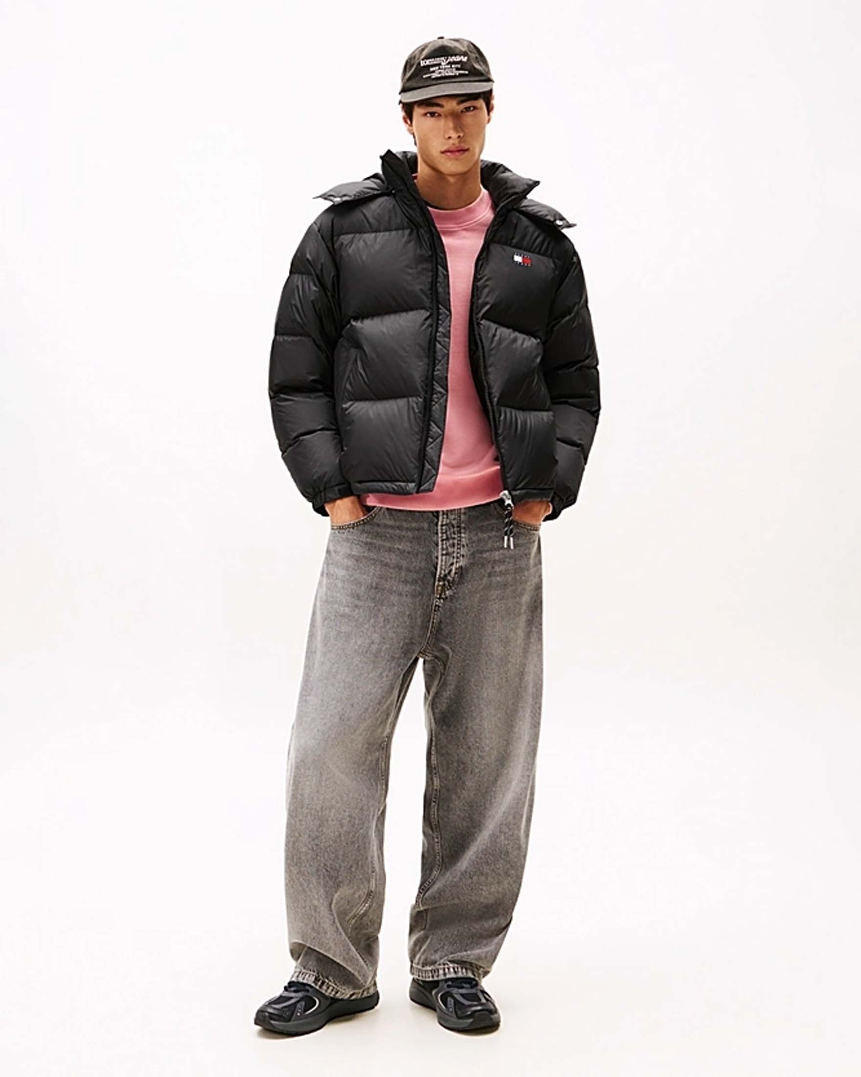 Piumino Tommy Jeans nero in nylon ripstop imbottito in piuma con cappuccio staccabile