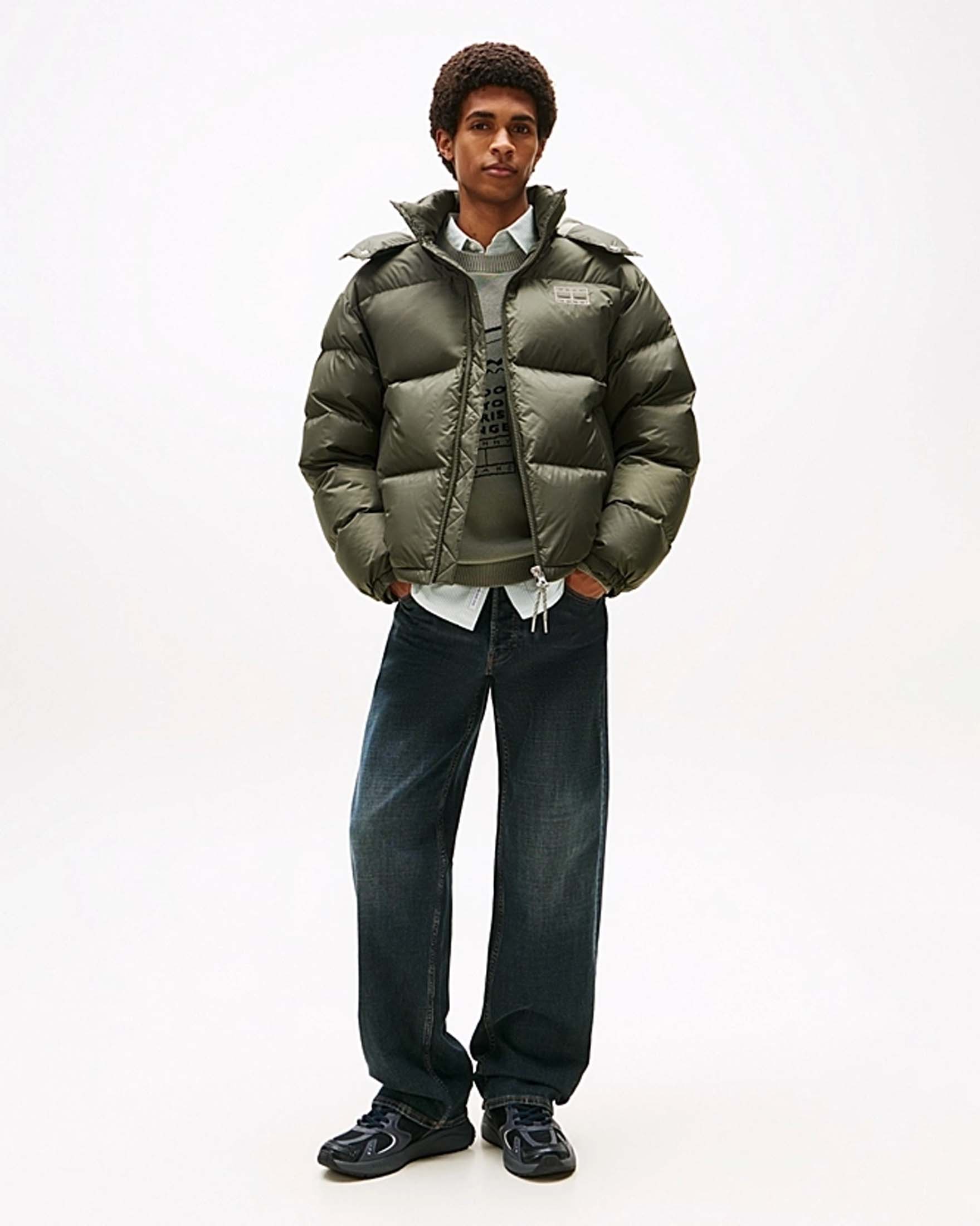 Piumino Tommy Jeans verde militare in nylon ripstop imbottito in piuma con cappuccio staccabile