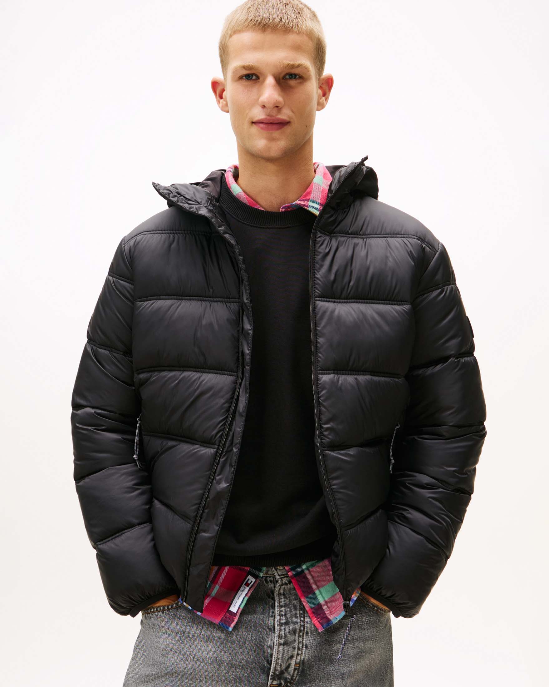 Piumino Tommy Jeans nero in nylon imbottito con cappuccio fisso