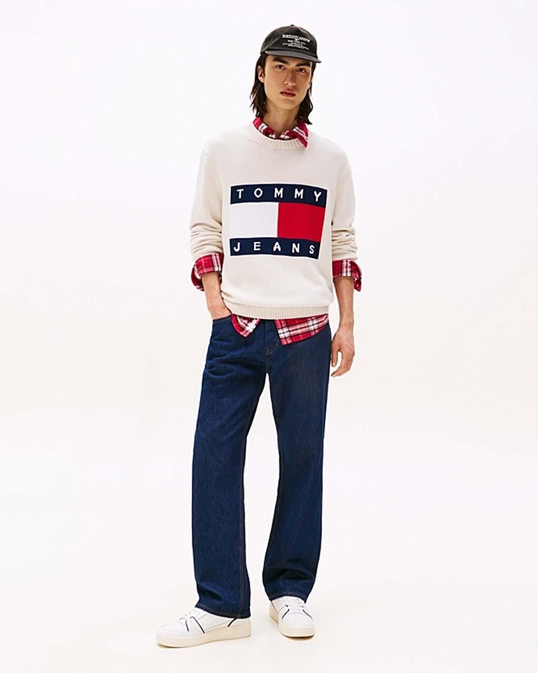 Maglione girocollo Tommy Jeans bianco in puro cotone con maxi logo flag jacquard