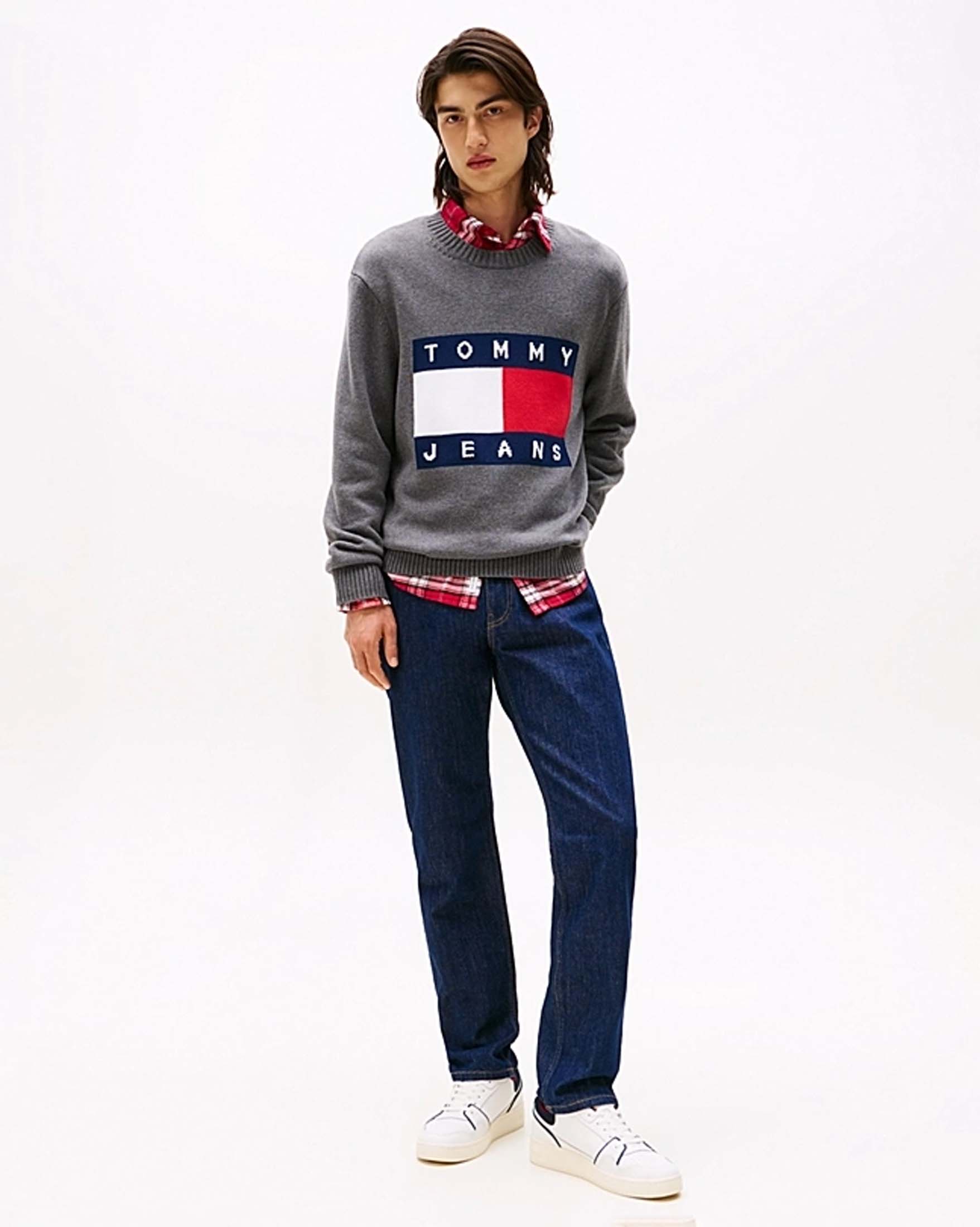 Maglione girocollo Tommy Jeans grigio in puro cotone con maxi logo flag jacquard